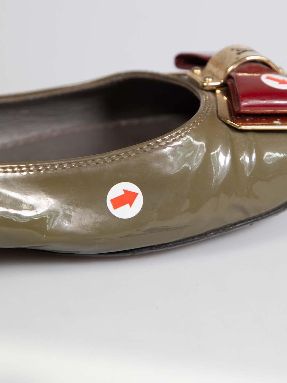 Louis Vuitton Khaki Patent Bow Ballet Flats Größe IT 39.5 im Angebot 2