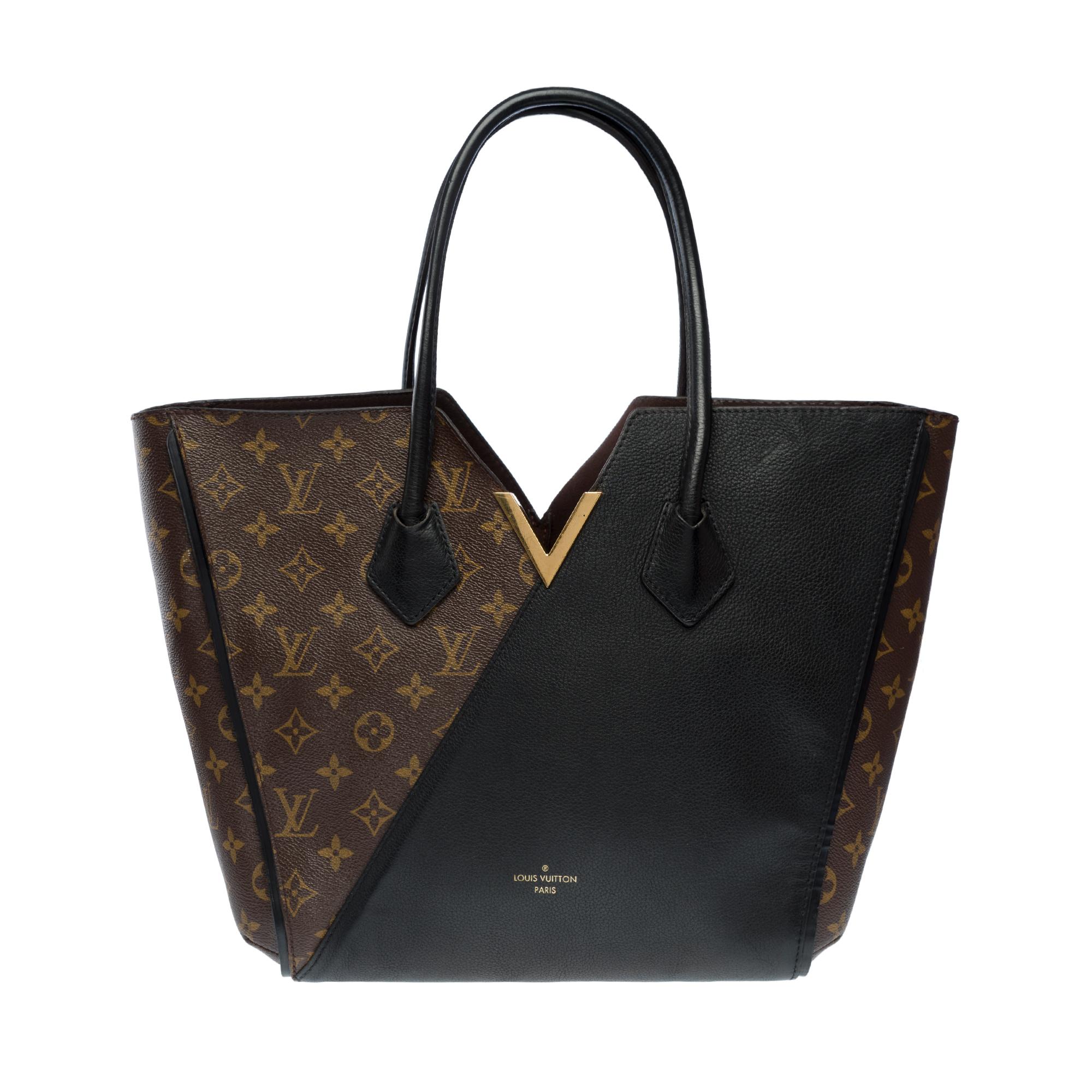 Louis​ ​Vuitton​ ​Kimono​ ​Tote​ ​bag​ ​in​ ​Monogram​ ​canvas​ ​seduces​ ​by​ ​its​ ​lightness​ ​and​ ​spacious​ ​capacity​ ​that​ ​make​ ​it​ ​an​ ​ideal​ ​model​ ​for​ ​everyday​ ​life.​ ​Details​ ​in​ ​natural​ ​cow​ ​leather​ ​and​ ​shiny​