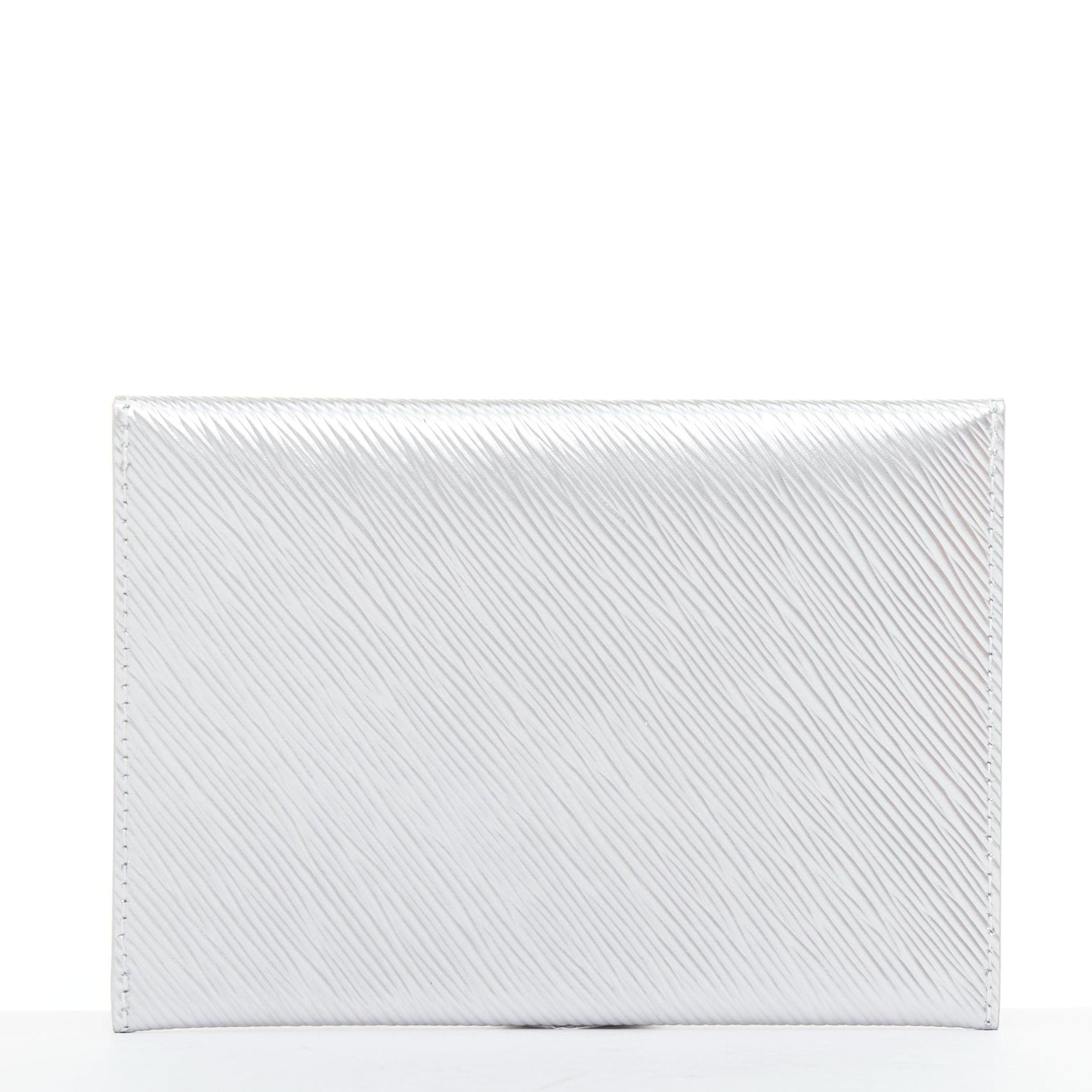 LOUIS VUITTON Pochette enveloppante Kirigami Epi Invitation à rabat métallique argenté
Référence : AAWC/A01586
Marque : Louis Vuitton
Modèle : Epi Invitation Envelope Clutch
MATERIAL : Cuir
Couleur : Argent
Motif : Solide
Fermeture :