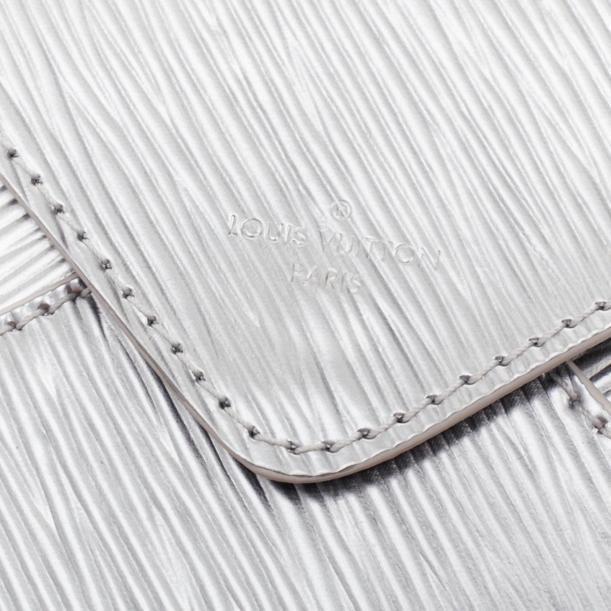 Argent LOUIS VUITTON Pochette enveloppante Kirigami Epi Invitation à rabat métallique argenté en vente