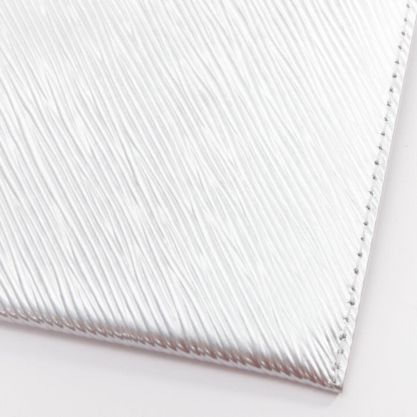 LOUIS VUITTON Pochette enveloppante Kirigami Epi Invitation à rabat métallique argenté Bon état - En vente à Hong Kong, NT