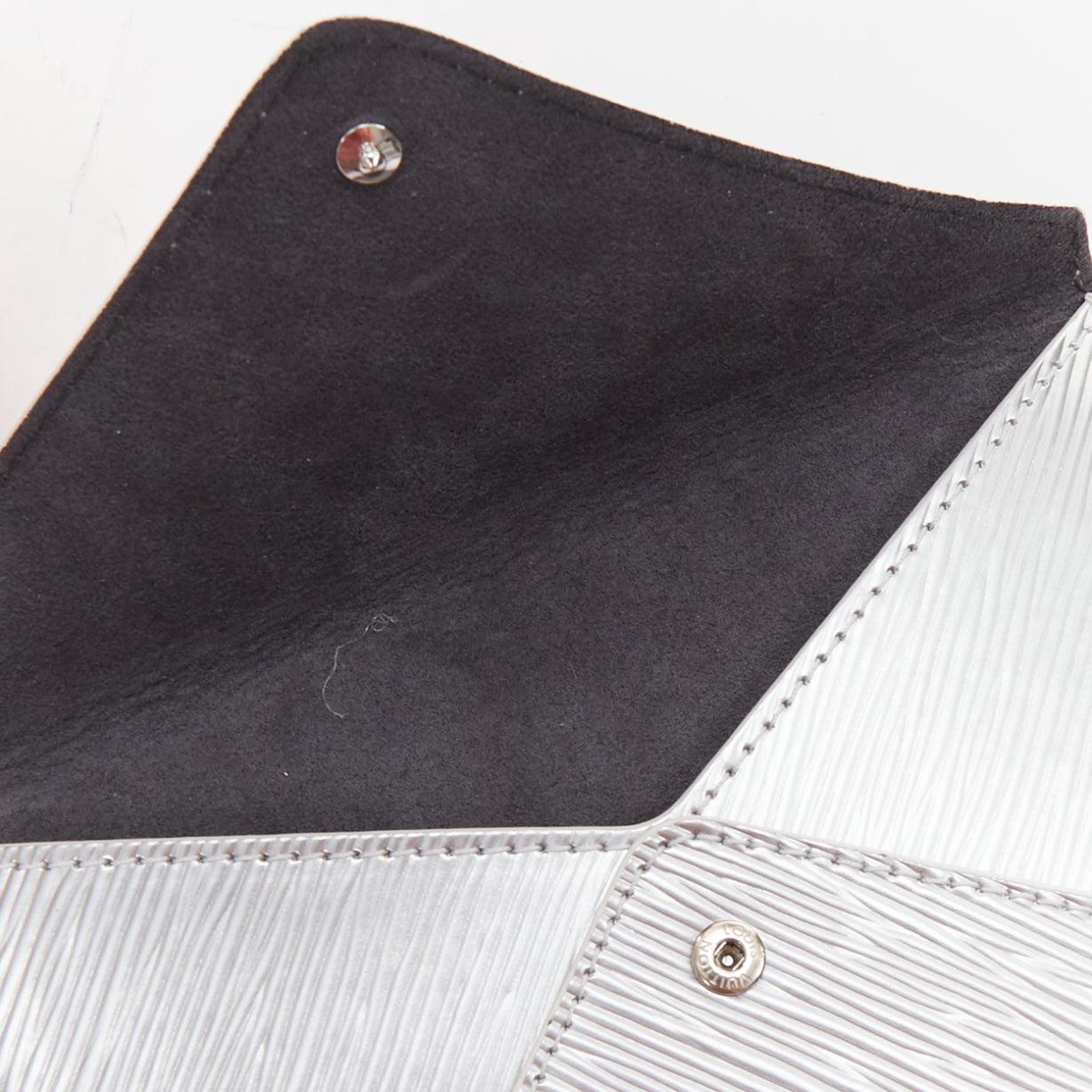 LOUIS VUITTON Pochette enveloppante Kirigami Epi Invitation à rabat métallique argenté Pour femmes en vente