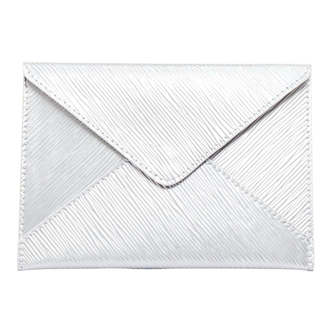 LOUIS VUITTON Pochette enveloppante Kirigami Epi Invitation à rabat métallique argenté en vente