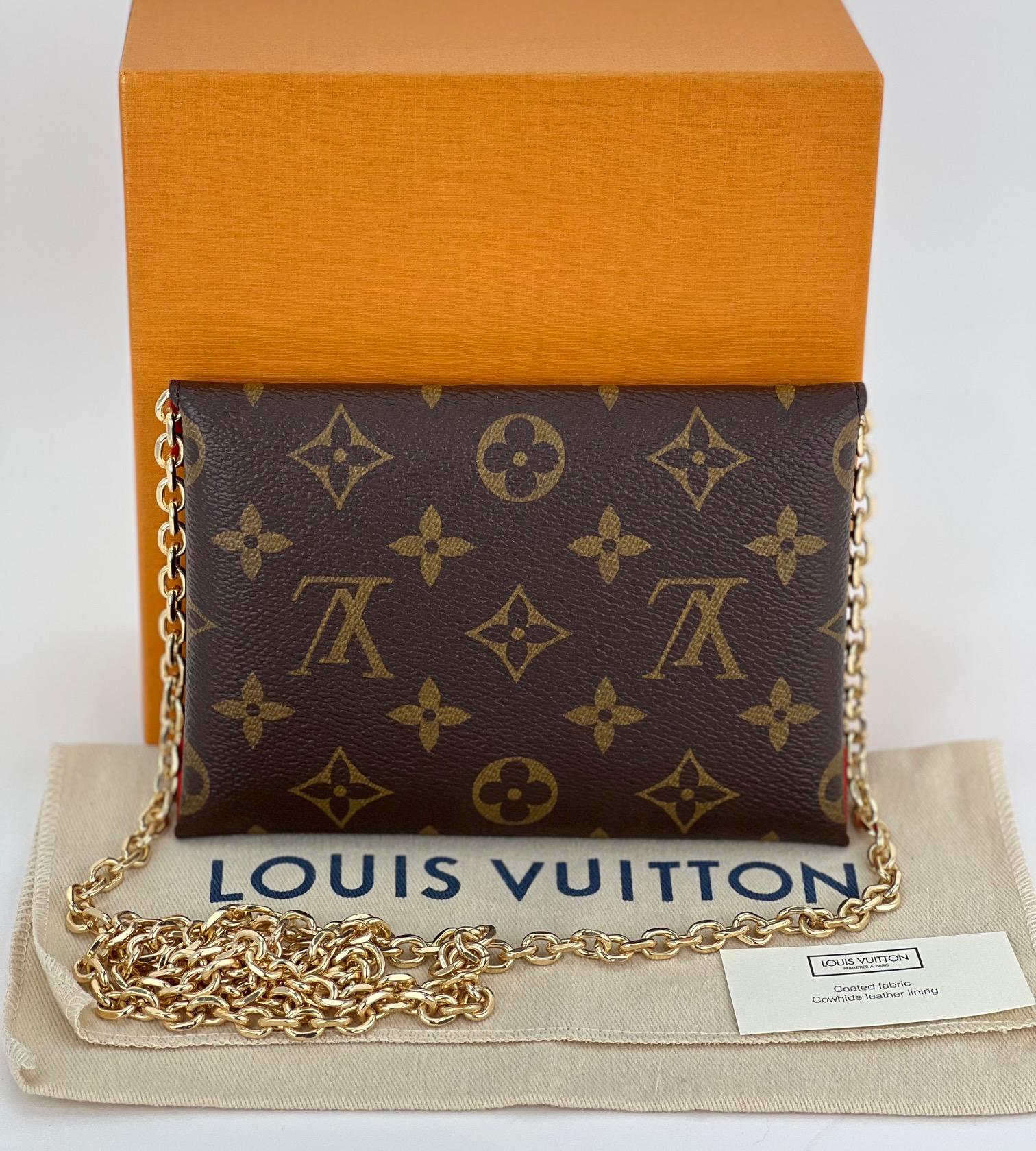 Preowned BUT like New 100% Authentic
LOUIS VUITTON Kirigami Pochette Red Medium
W/Added Non LV Insert & Chain to make a Crossbody
PLEASE NOTE SIZE: this is medium but still small
RATING: A+...Excellent, near mint
MATERIAL: Monogram canvas, leather