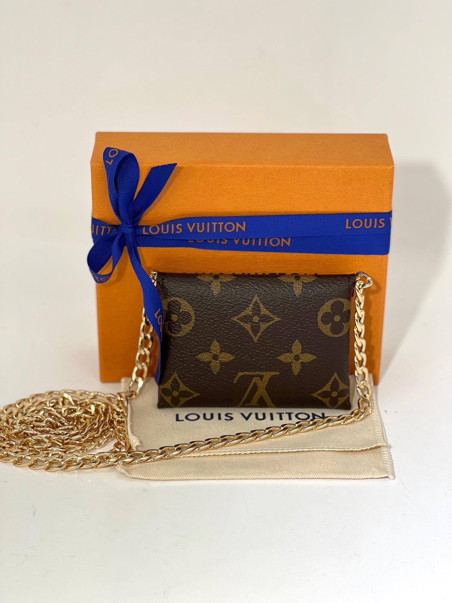 Preowned BUT like New 100% Authentic
LOUIS VUITTON Kirigami Pochette Burgundy Small
W/Added Non LV Insert & Chain to make a Crossbody
or Necklace
RATING: A+...Excellent, near mint
MATERIAL: Monogram canvas
STRAP: Non LV Golden Strap 47''