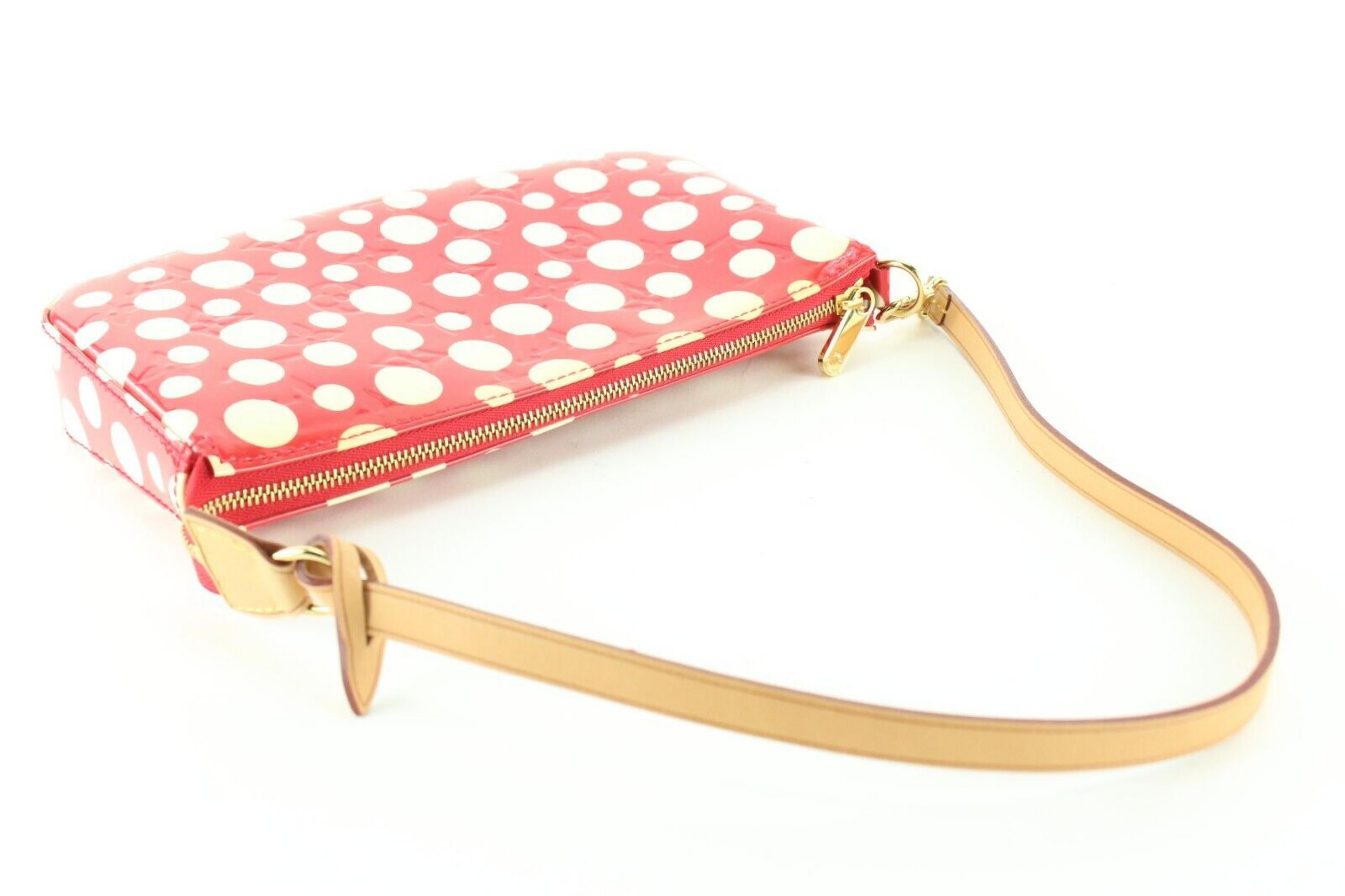 Louis Vuitton Kusama Infinity Red Dots Vernis Pochette Accessoires 4LVJ0406 In Good Condition In Dix hills, NY