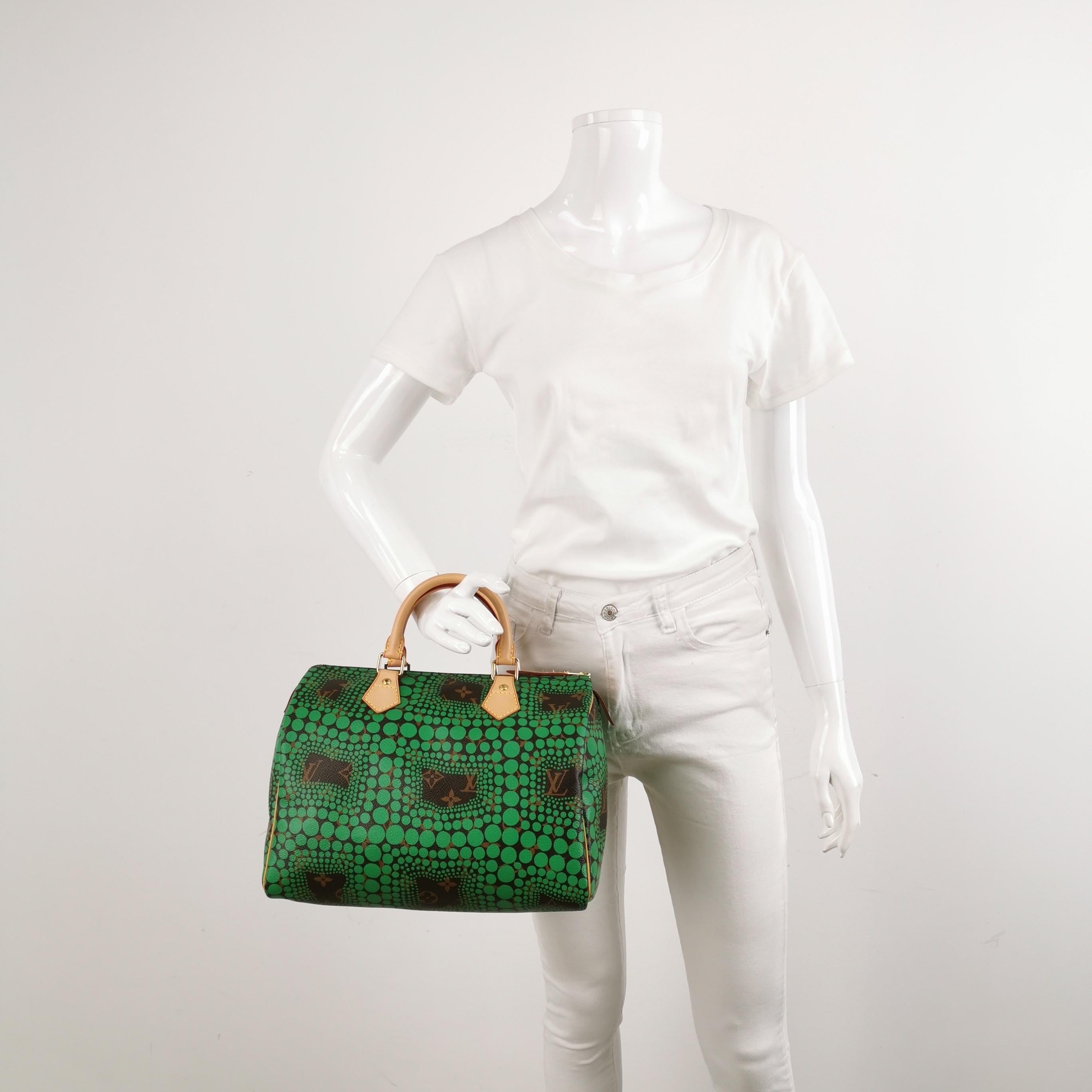 Este moderno y auténtico LOUIS VUITTON Monograma Kusama Town Speedy 30 en verde es imprescindible. El llamativo bolso Speedy muestra un vibrante estampado gráfico Op Art verde diseñado por la artista Yayoi Kusama e impreso en la lona toile con