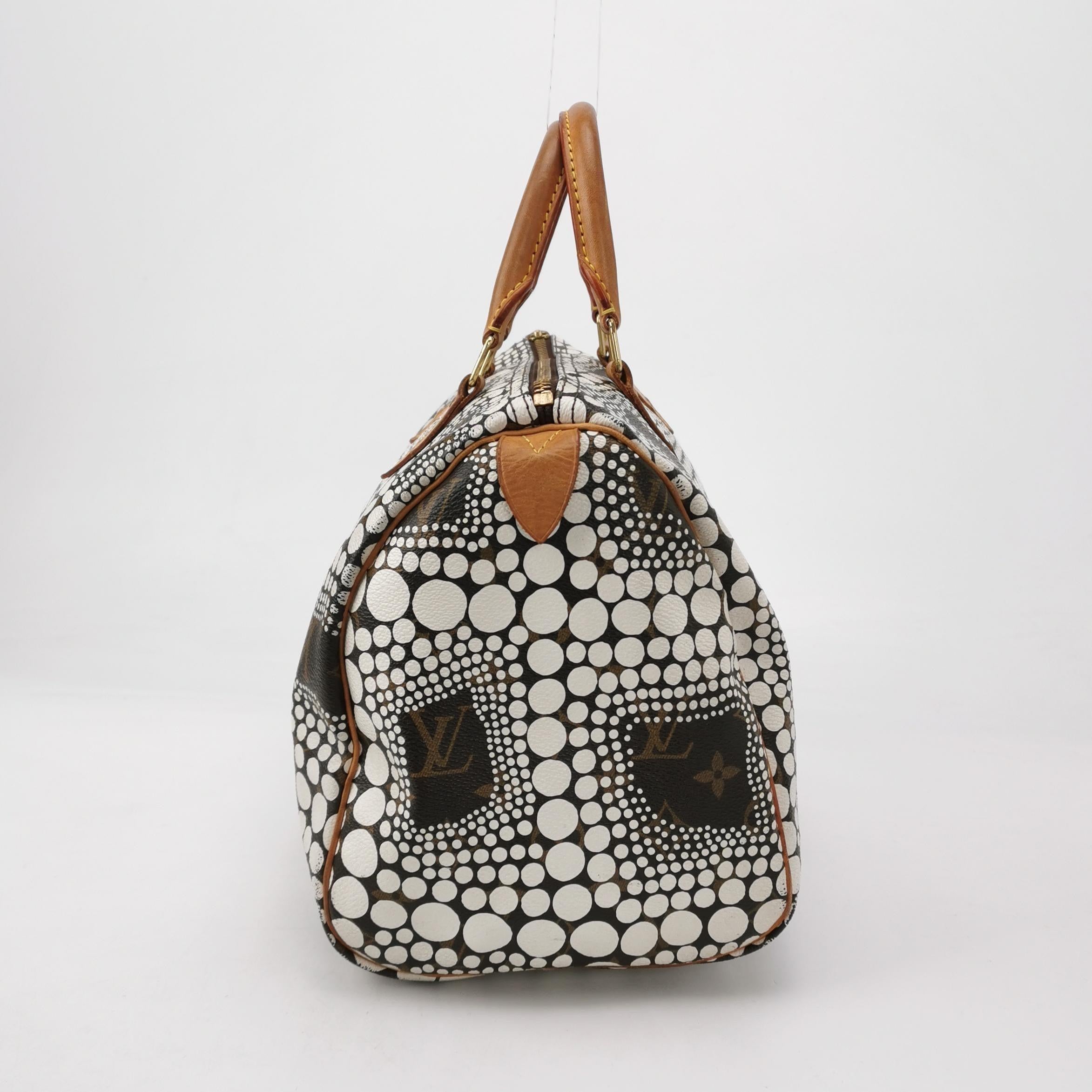 Louis Vuitton Kusama Town Speedy 30 Weiße Henkeltasche mit Griff oben im Zustand „Gut“ in AUBERVILLIERS, FR