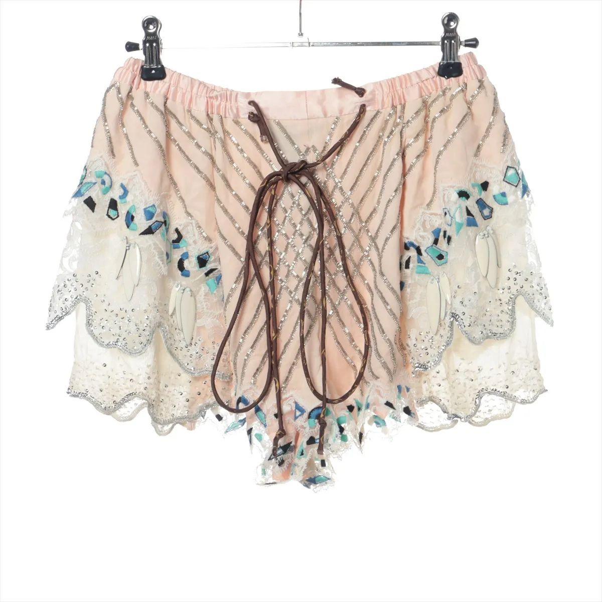 Die Louis Vuitton Lace Silk Boho-Style Short Pant in Pink ist ein romantisches und verspieltes Stück, das eine freigeistige Eleganz ausstrahlt. Es ist aus zarter Seide gefertigt, die mit filigraner Spitze überzogen ist, und schimmert subtil durch
