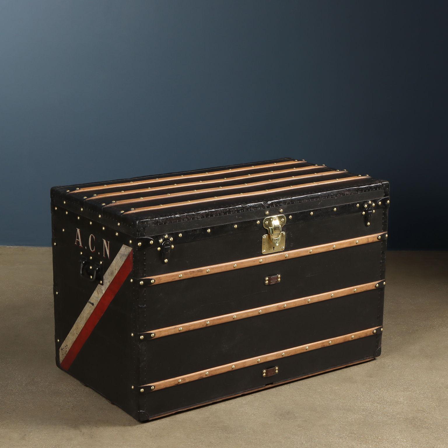Baule Louis Vuitton databile tra il 1890 e il 1910 ca., restaurato e riportato alle condizioni originali. Si tratta di un baule alto da donna, ovvero un baule da viaggio pensato per essere collocato nei vagoni e nelle stive dei transatlantici,