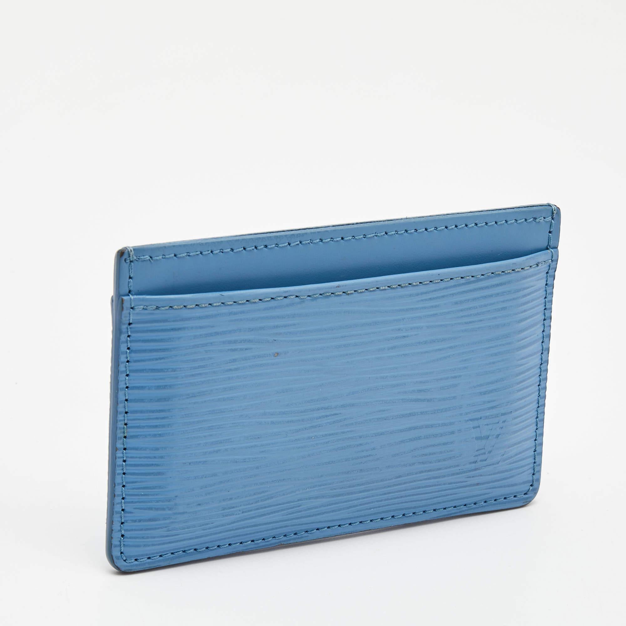 All of the creations by Louis Vuitton are worth the buy as they're made to offer both style and utility! This epi leather card holder comes in a simple style with slip slots to carry your important cards or ID cards easily. Lightweight, this