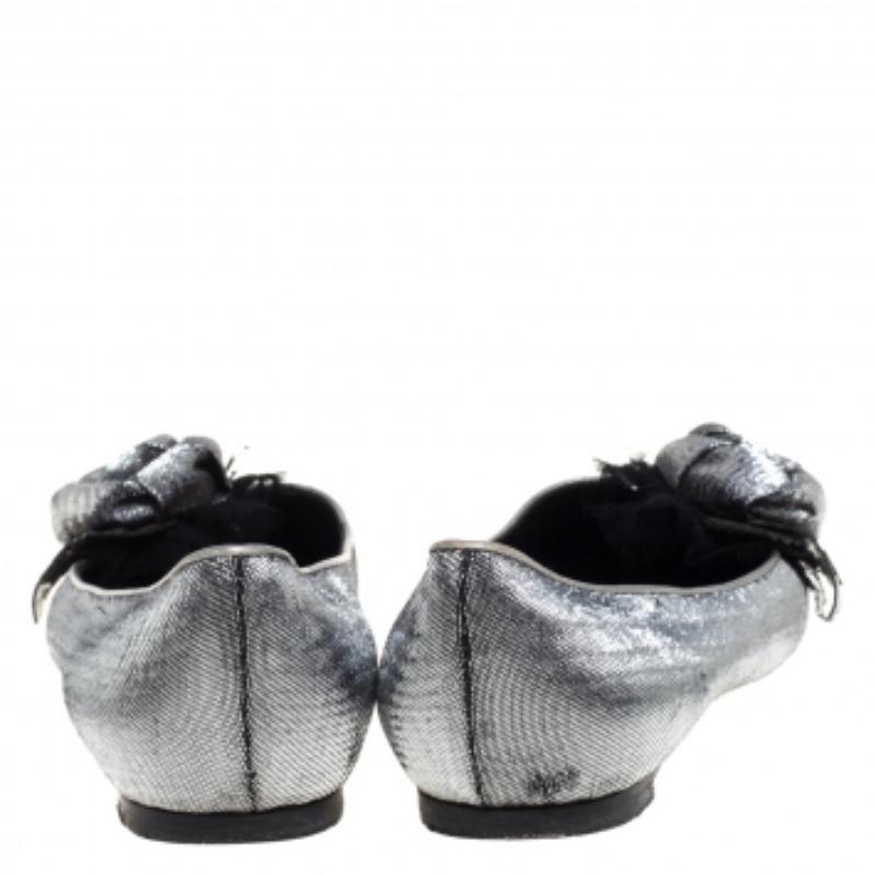 Louis Vuitton Lamé Fabric Rose Applique Embellished Ballet Flats Size 39.5 In Fair Condition For Sale In Dubai, Al Qouz 2
