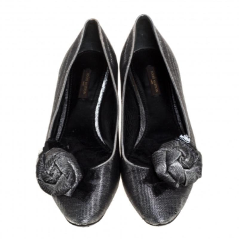 Women's Louis Vuitton Lamé Fabric Rose Applique Embellished Ballet Flats Size 39.5 For Sale