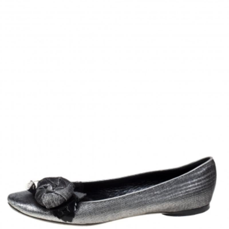 Louis Vuitton Lamé Fabric Rose Applique Embellished Ballet Flats Size 39.5 For Sale 1