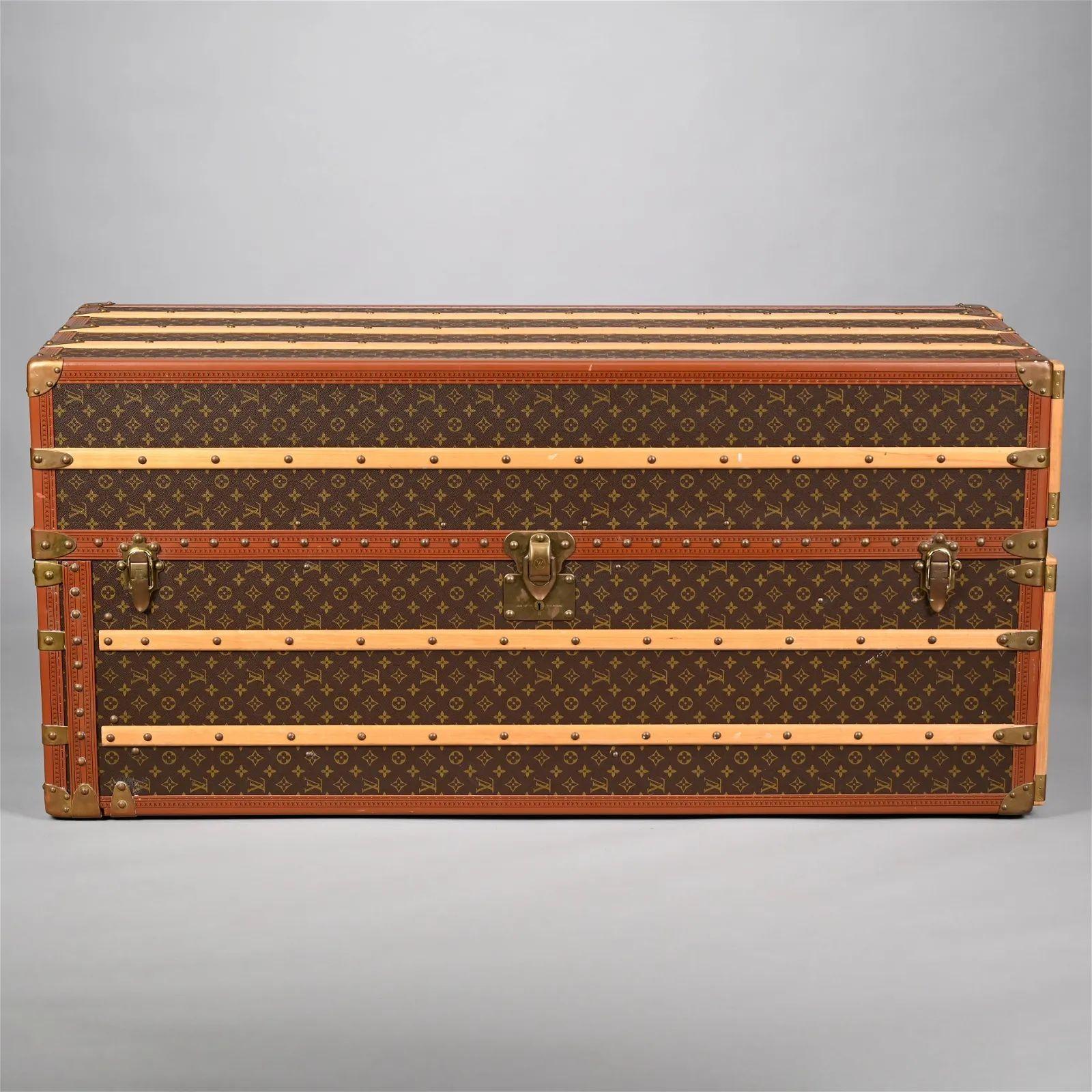 Louis Vuitton, Large Steamer Trunk or Wardrobe Case, Monogram Canvas, Leather, Special Order Numéro de modèle m12010 avec un temps d'attente de deux ans.

Nous avons le plaisir de vous proposer l'une des deux grandes et impressionnantes malles à