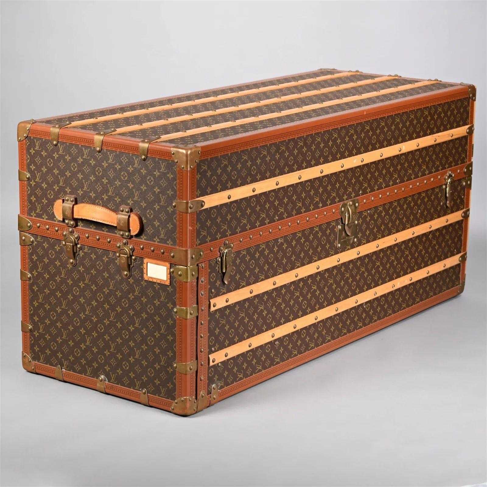 20ième siècle Grand malle à vapeur Louis Vuitton, toile monogrammée, cuir, commande spéciale en vente