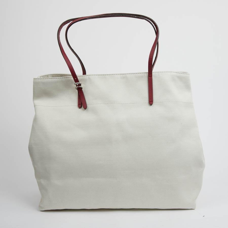 Large Louis Vuitton tote in white cotton. It comes from the TRAVEL ARTICLES Collection, created for the opening of the boutique located in the Italian seaside resort of Forte dei Marmi. It is lined in ecru ecru cotton with pink patterns. Two