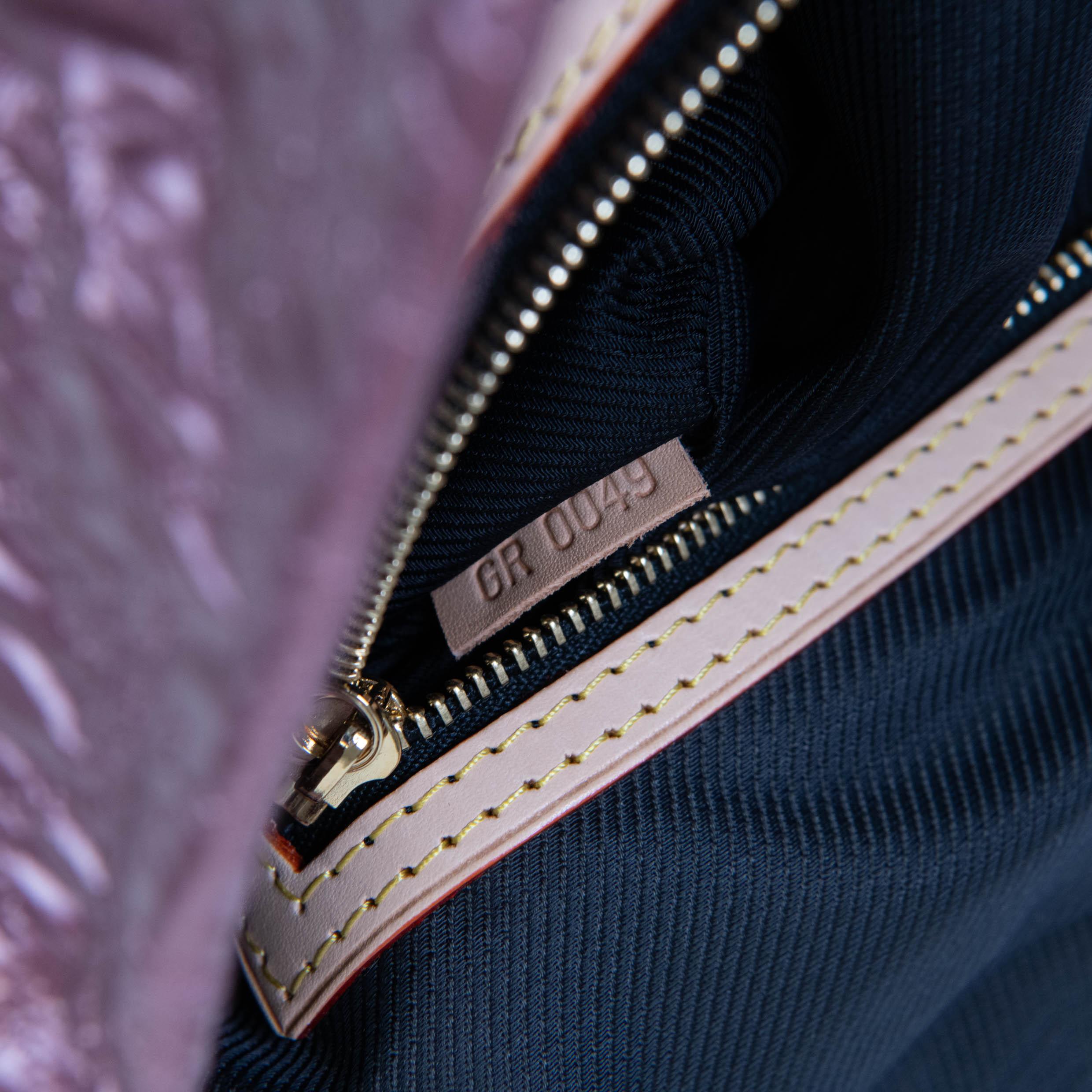 Afrikanische Königin-Clutch aus gestepptem Jacquard in Lavendel mit Monogramm aus Limelight von Louis Vuitton 4
