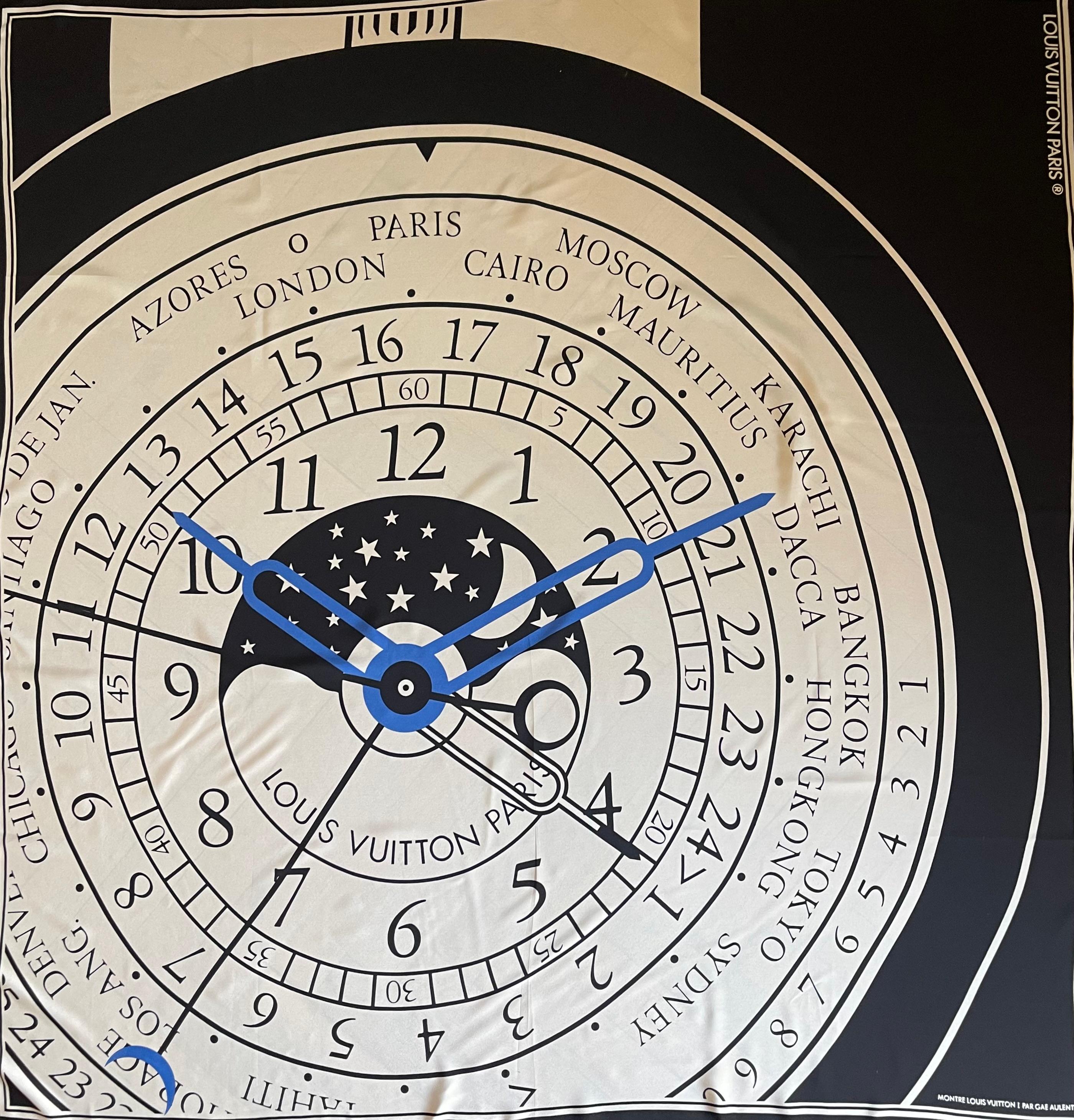 Questo foulard vintage è stato disegnato dall'architetto e designer italiano Gae Aulenti nel 1988 in collaborazione con Louis Vuitton. 
Presenta un quadrante con diverse città internazionali elencate intorno al quadrante, che rappresentano i diversi