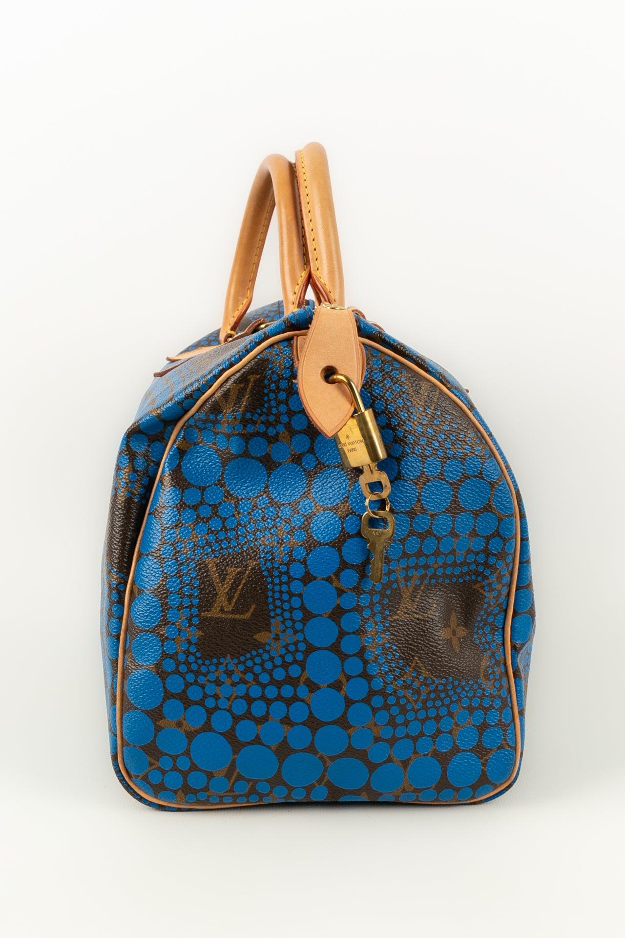 Louis Vuitton - (Made in France) Ledertasche mit Monogram, entworfen von der Künstlerin Yayoi Kusama. CIRCA 2012er Jahre.

Zusätzliche Informationen: 
Abmessungen: Höhe: 26 cm, Länge: 30 cm, Tiefe: 17 cm, Henkel: 28 cm
Zustand: Sehr guter