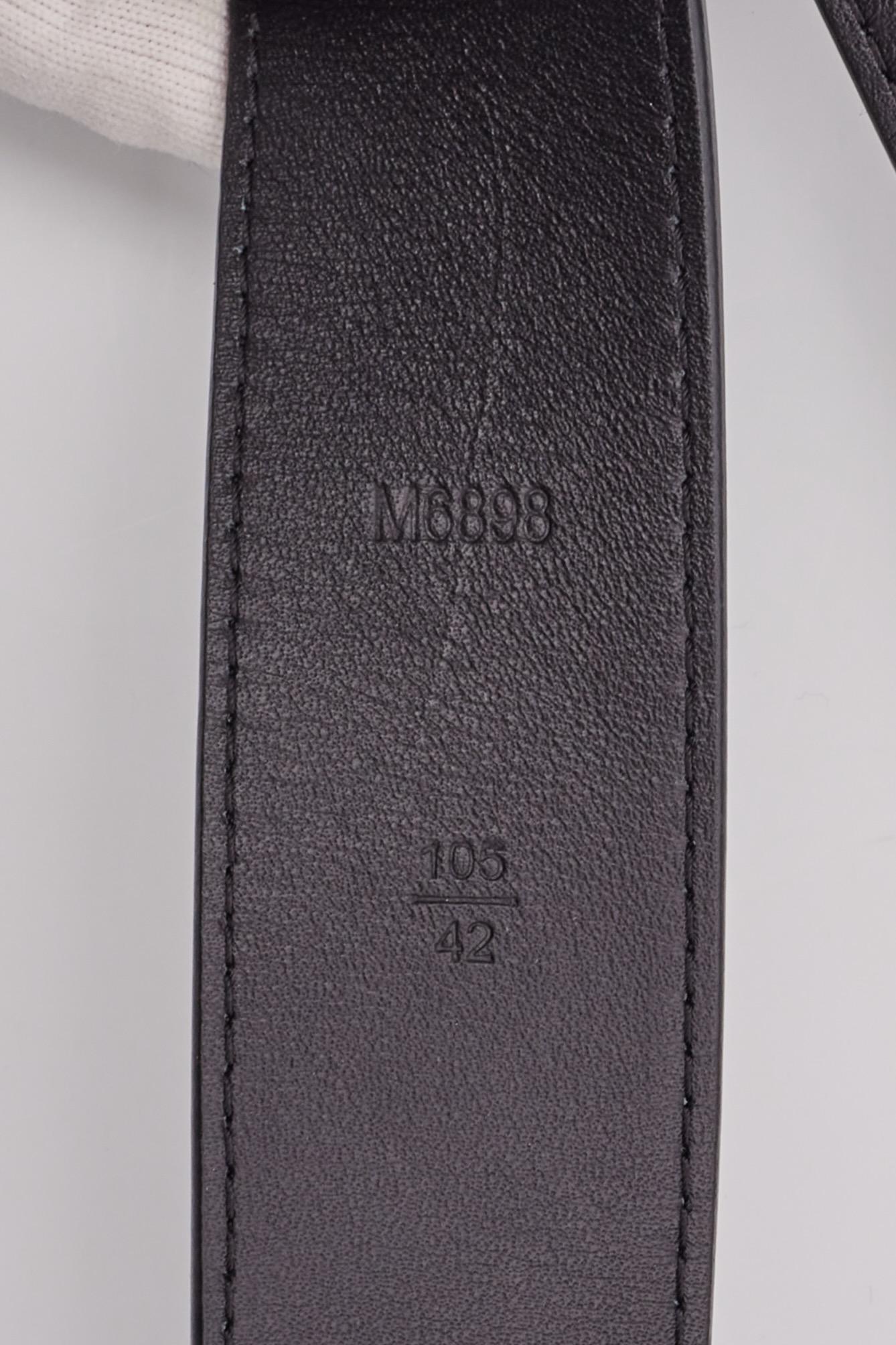 Ceinture à boucle logo en cuir noir Louis Vuitton (42/105) Excellent état - En vente à Montreal, Quebec