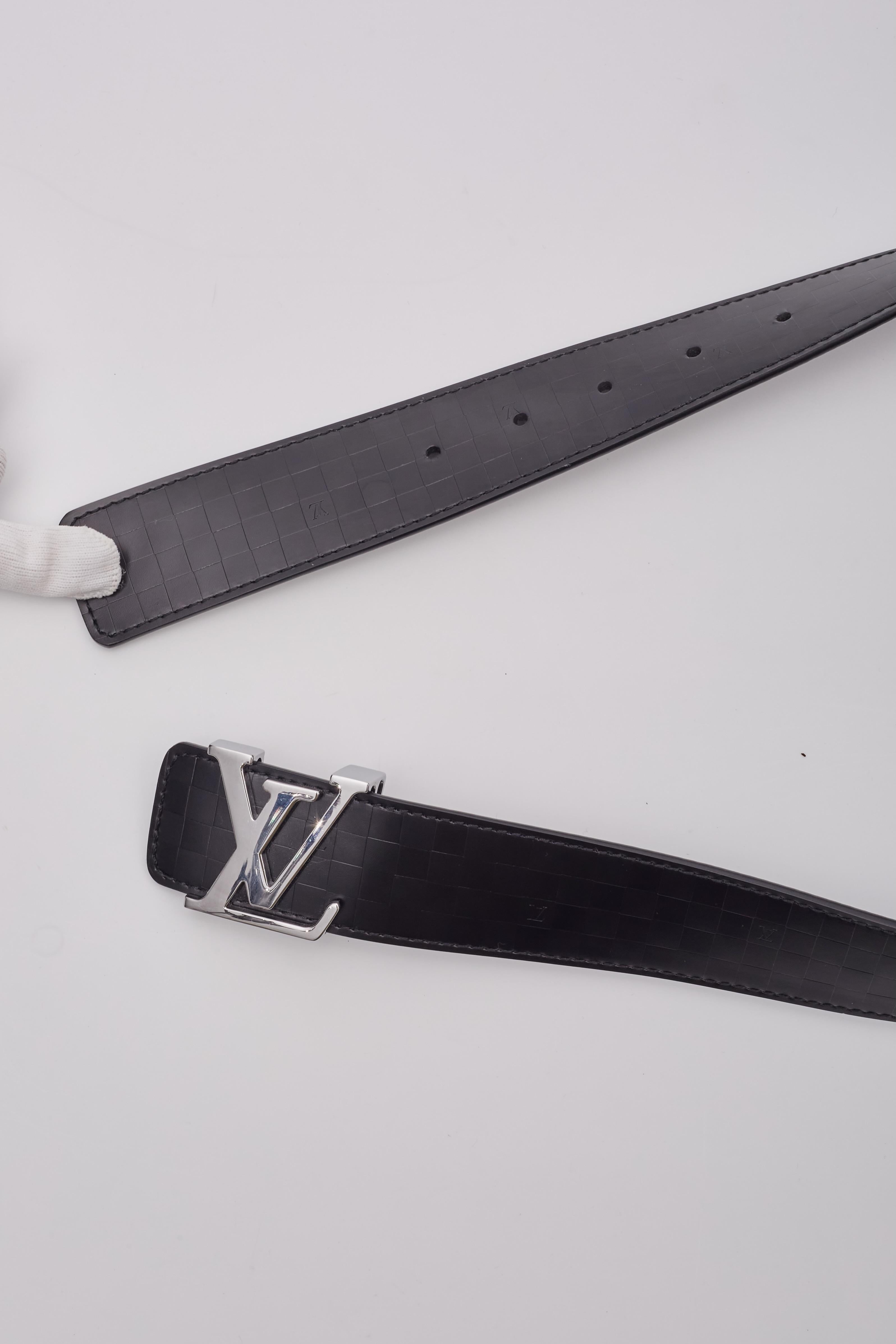 Schwarzer Ledergürtel von Louis Vuitton mit Logoschnalle aus Leder (42/105) im Angebot 1