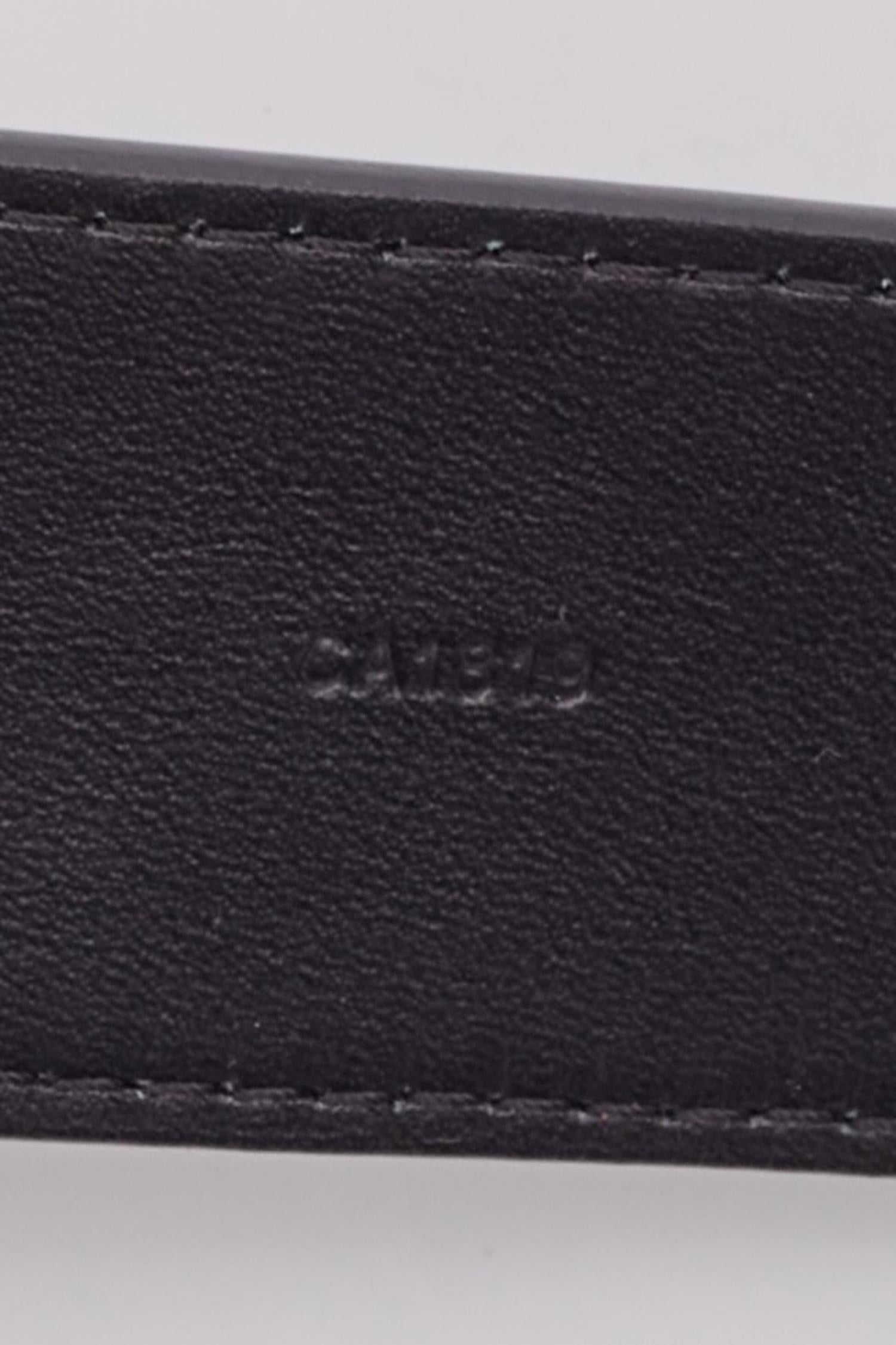Ceinture à boucle logo en cuir noir Louis Vuitton (42/105) en vente 4