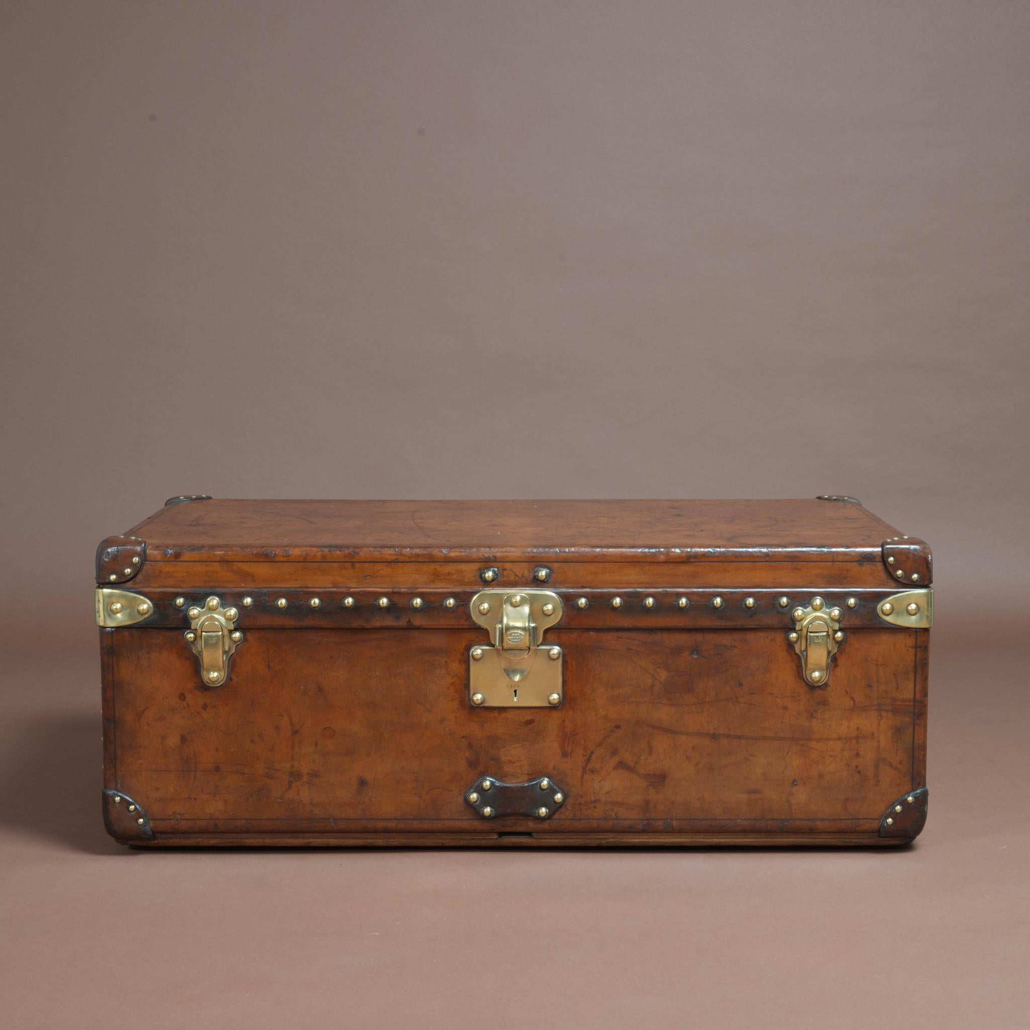 Un baule da cabina Louis Vuitton ben proporzionato e rivestito in pelle naturale che ha acquisito una patina attraente con l'età. Ha le maniglie originali in pelle e gli accessori in ottone e ha gli interni originali intatti (compreso il vassoio