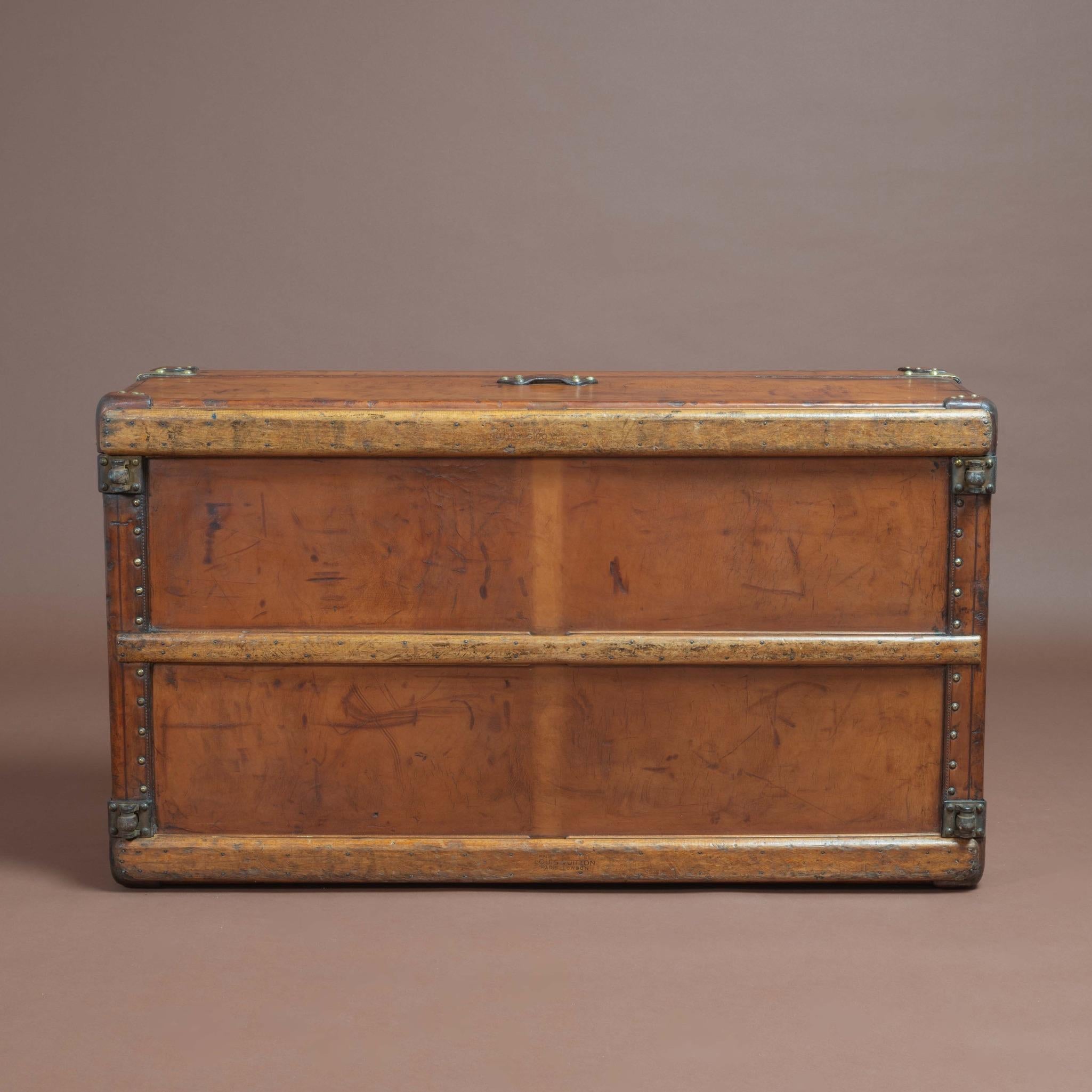 Metà XX secolo Baule da cabina in pelle Louis Vuitton, 1930 circa in vendita