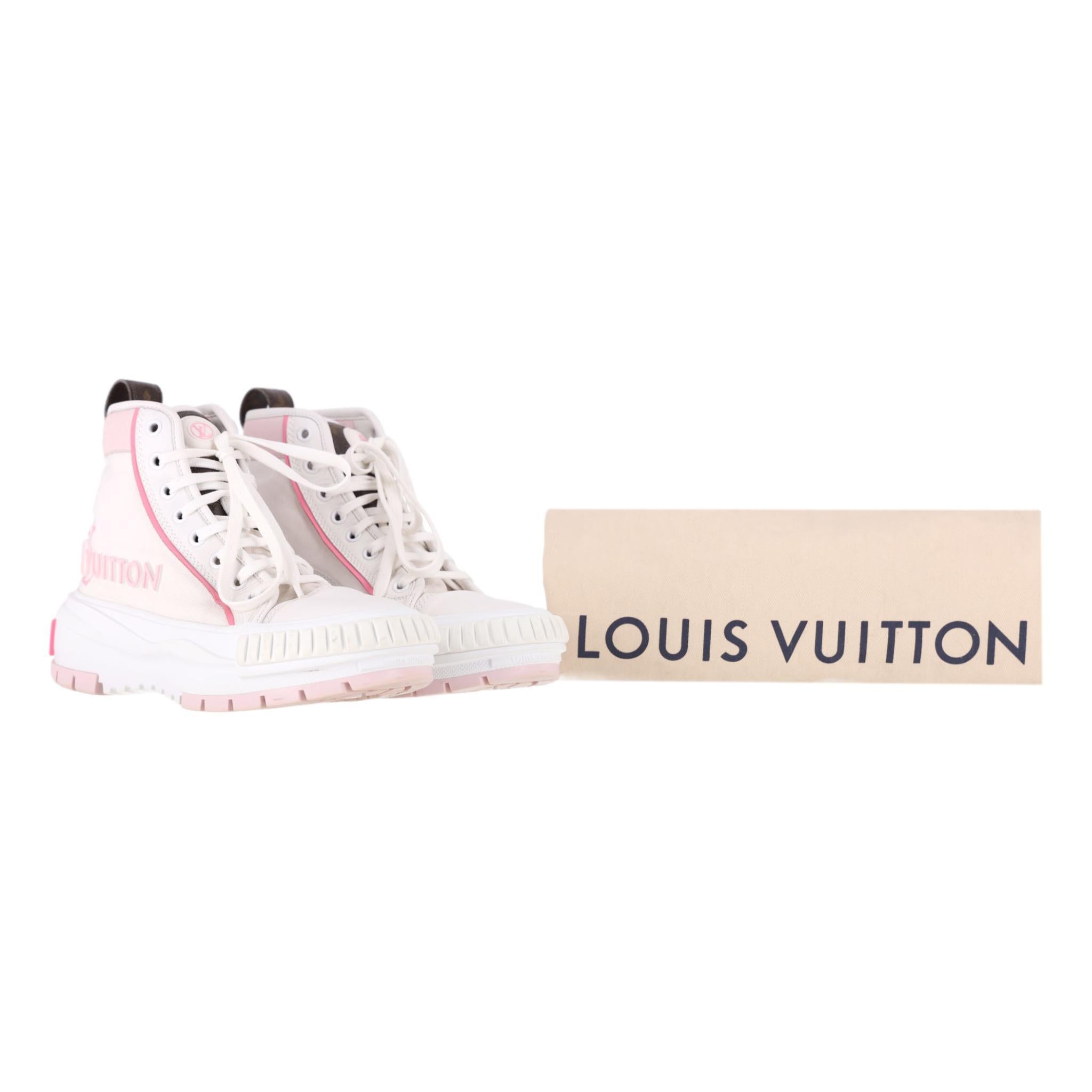 Louis Vuitton Leather & Canvas Monogram LV Squad High-Top Sneakers

White sneakers crafted from canvas with leather lace-up panel and LV Monogram leather strap along the back.

Featuring pink rubber 'Louis Vuitton' signature detail to the
