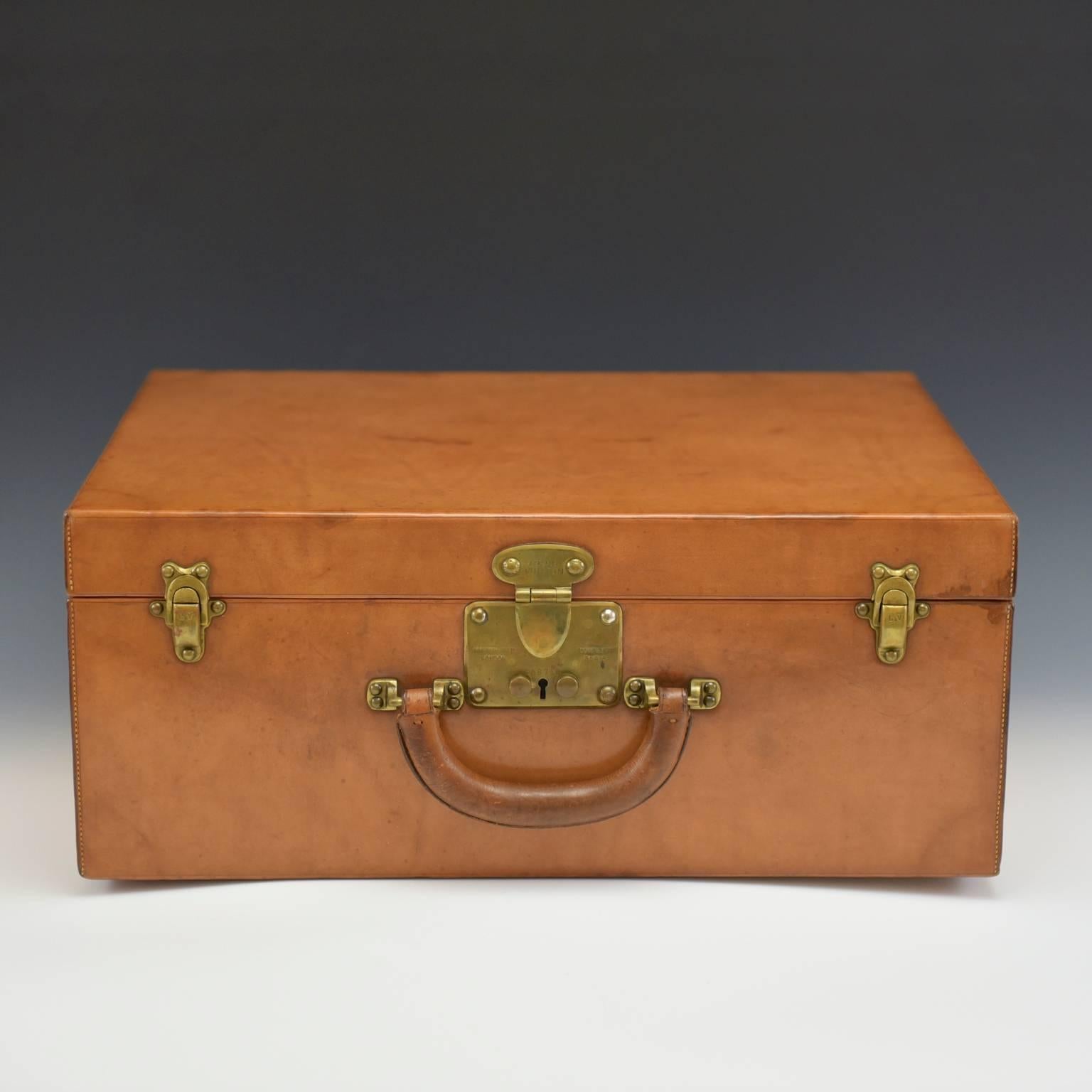 Une magnifique valise de nuit en cuir Louis Vuitton, circa 1935, dans un état d'origine exceptionnel, idéale pour une nuit ou un week-end. Intérieur en cuir d'origine.

Louis Vuitton a ouvert son premier magasin rue Neuve des Capucines, à Paris, en