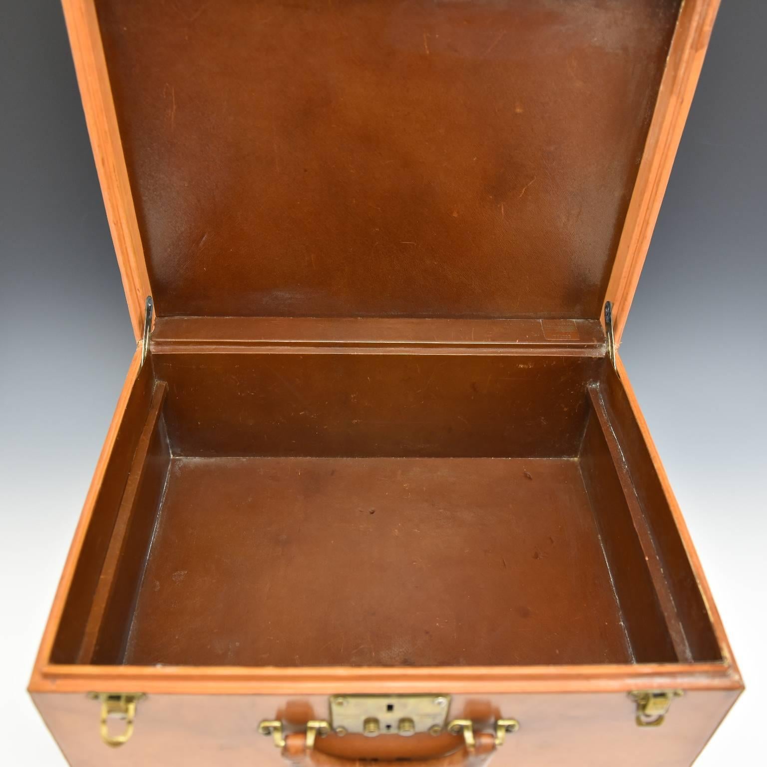 Milieu du XIXe siècle Mallette en cuir Louis Vuitton, vers 1935 en vente