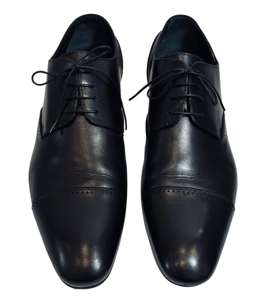 Louis Vuitton Leather Derby Shoes
Timeless black shoes crafted from polished leather.
Detailed with almond toes and lace-ups on the vamps, featuring leather insoles.
Size – 10UK
Condition – Good/Very Good (Some scratches)
Composition – Leather
Comes