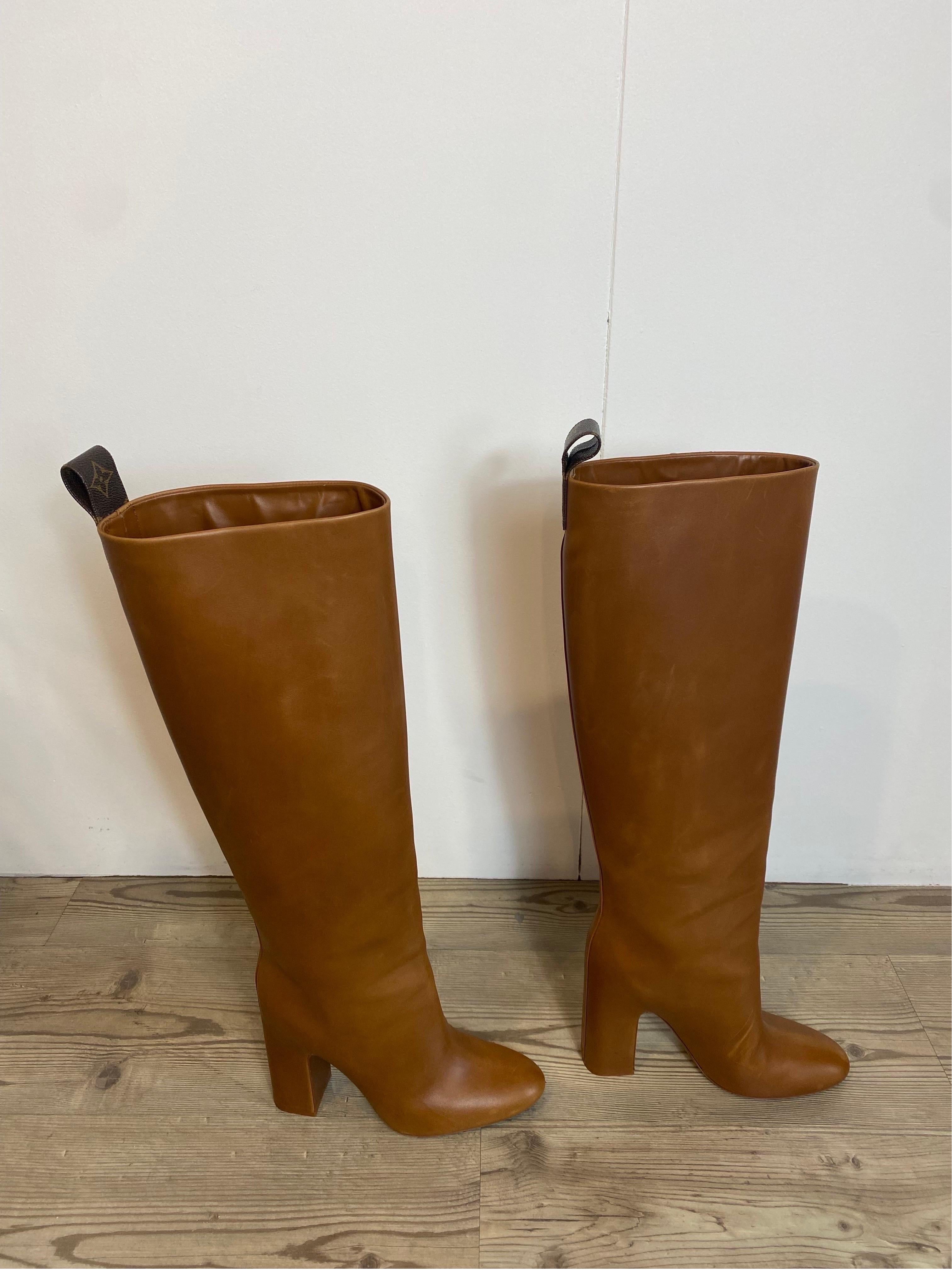 Louis Vuitton boots.
In leather with LV print detail.
Italian number 40.
Heel 13 cm
Total length 55 cm
In good general condition, with signs of normal use as shown in the photos.
They have original dust bag.