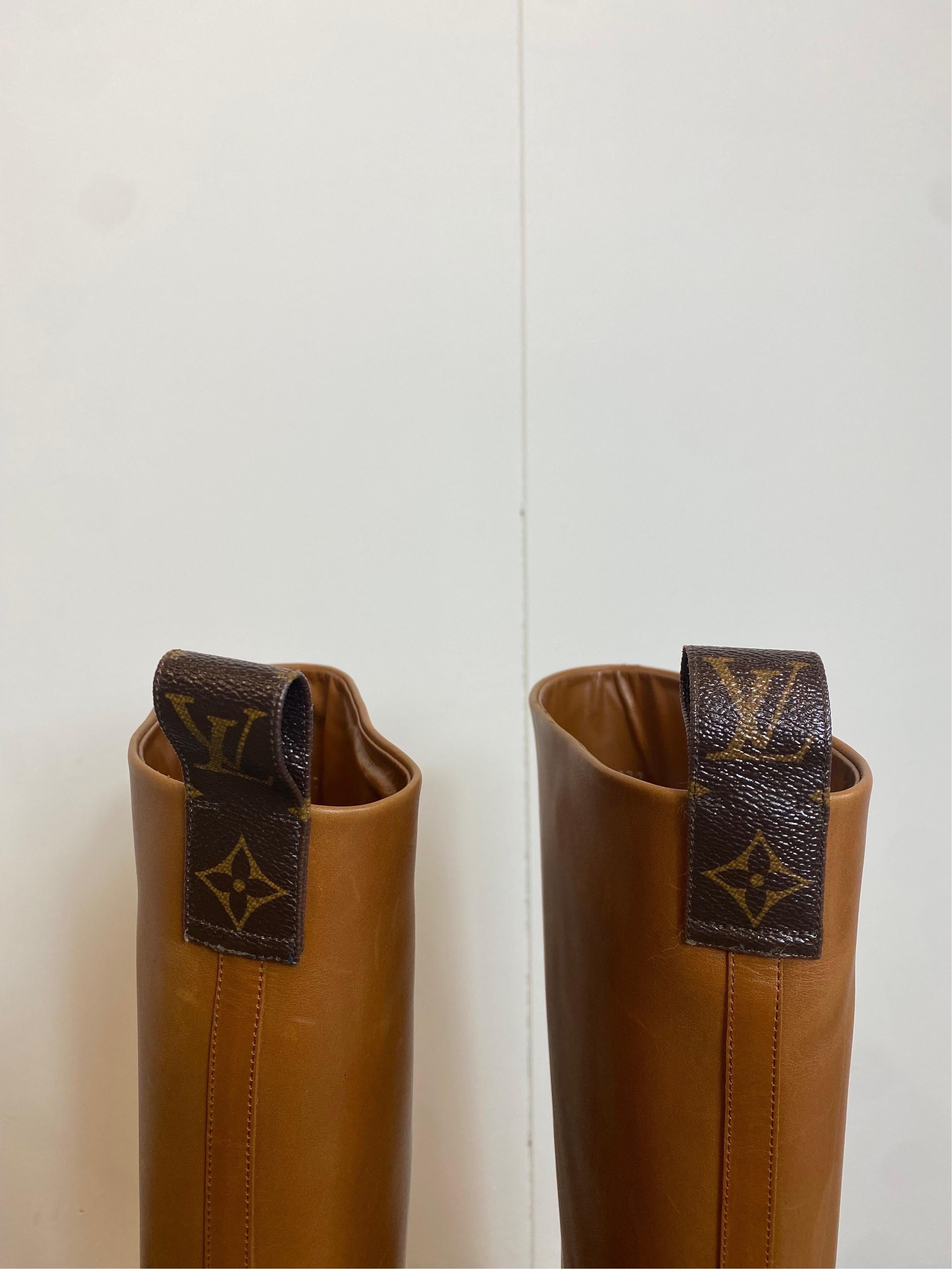 Bottes à talons en cuir Louis Vuitton en vente 2