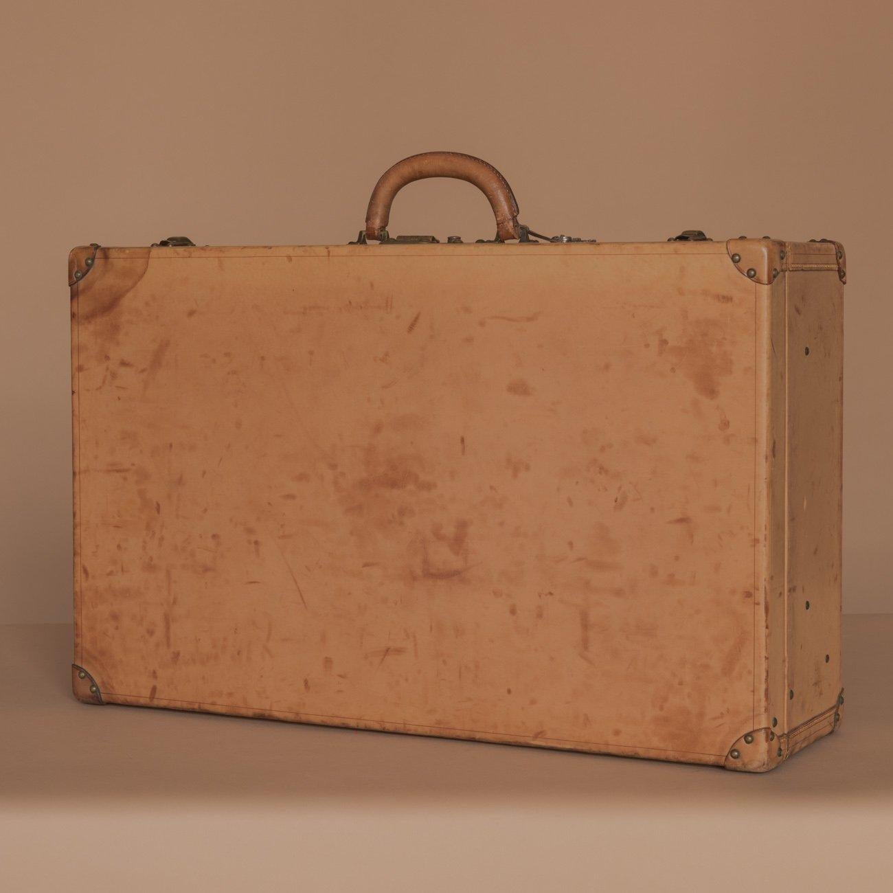 A lovely 'Vache Naturelle' case by Louis Vuitton. With original tray and leather lined interior that would have held a range of fittings; Circa 1935. This case also has three keys.

Dimensions: 67.5 cm/26⅝ inches x 42 cm/16½ inches x 21 cm/8¼