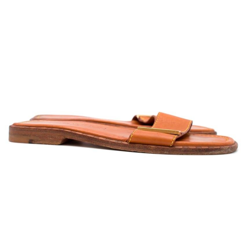 Louis Vuitton Leather FlipFlops

-Flipflops with Tan leather strap
-Gold plate on strap embossed with Louis Vuitton
-Leather insole

Approx.

Length - 25cm
Width -9.5cm