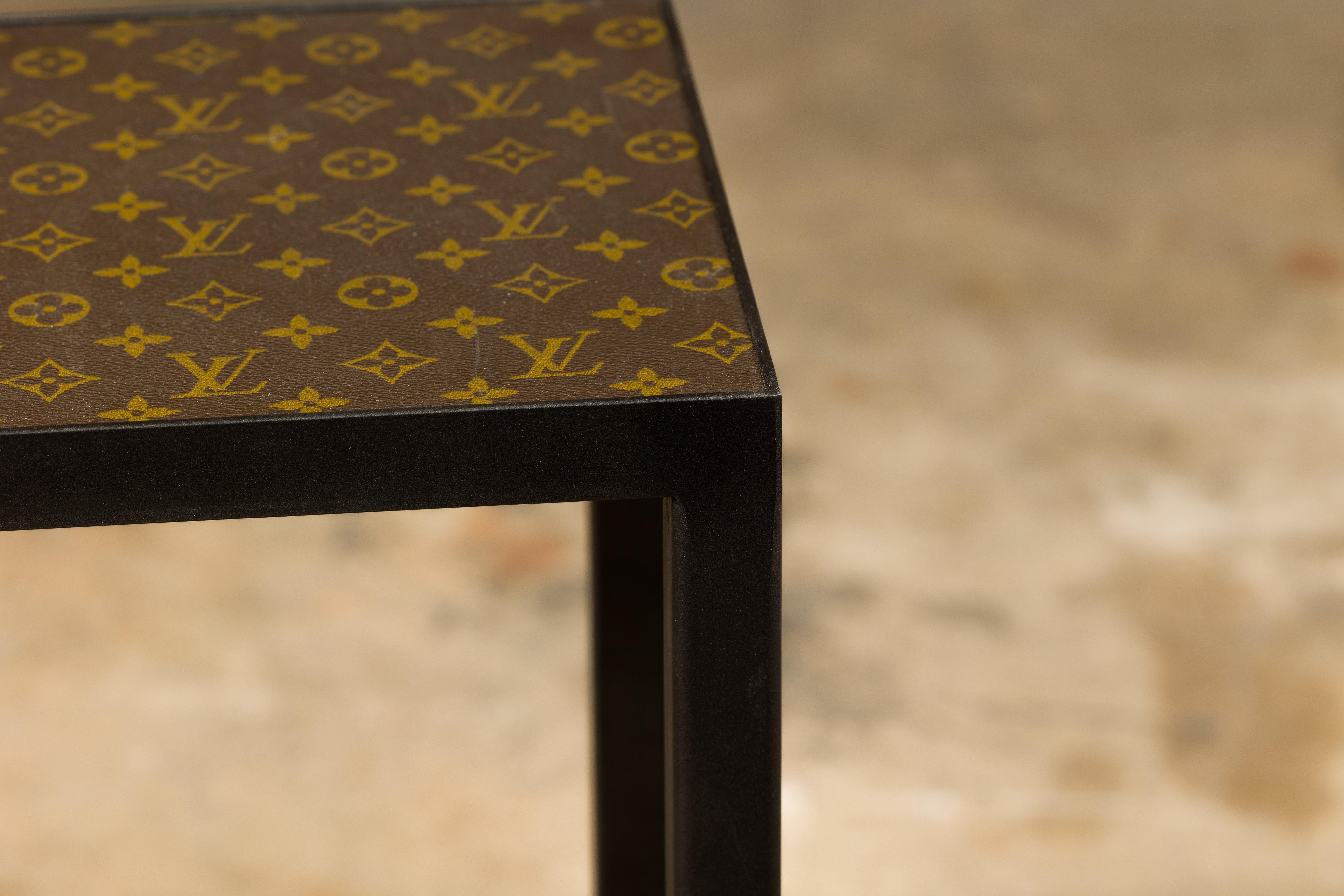 Petite table d'appoint Louis Vuitton avec base en métal personnalisée et brancards en vente 5