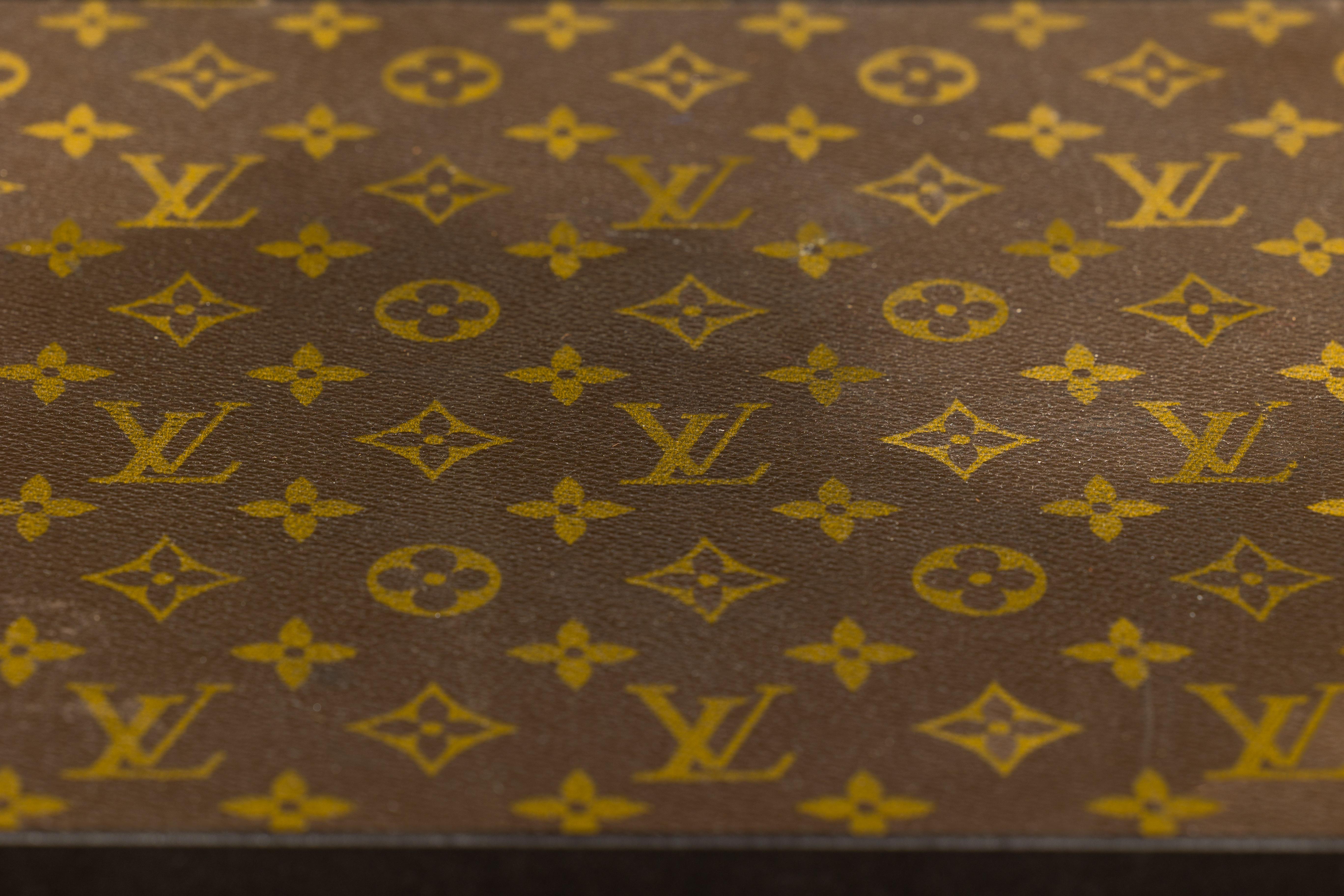 Petite table d'appoint Louis Vuitton avec base en métal personnalisée et brancards en vente 6