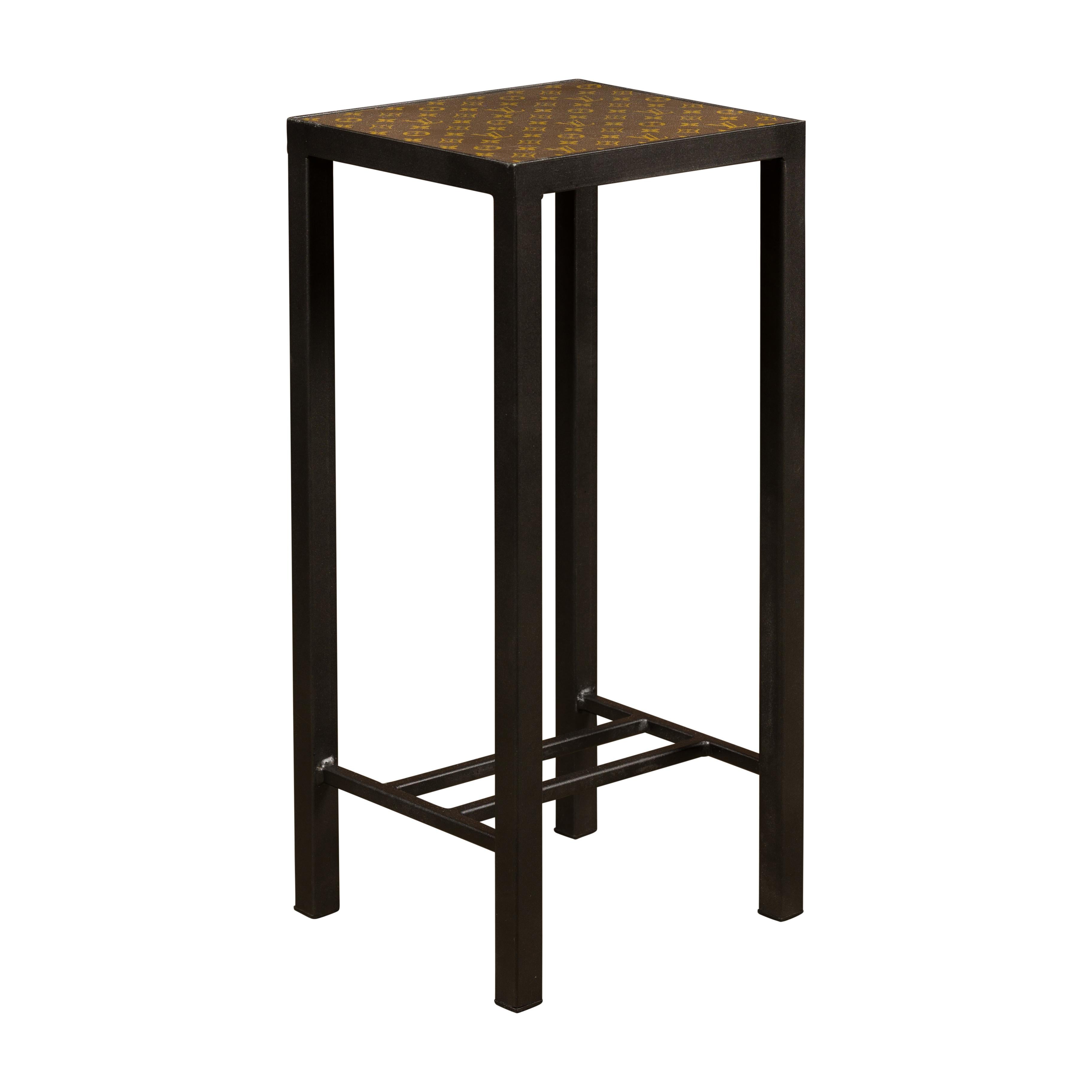 Petite table d'appoint Louis Vuitton avec base en métal personnalisée et brancards en vente 7
