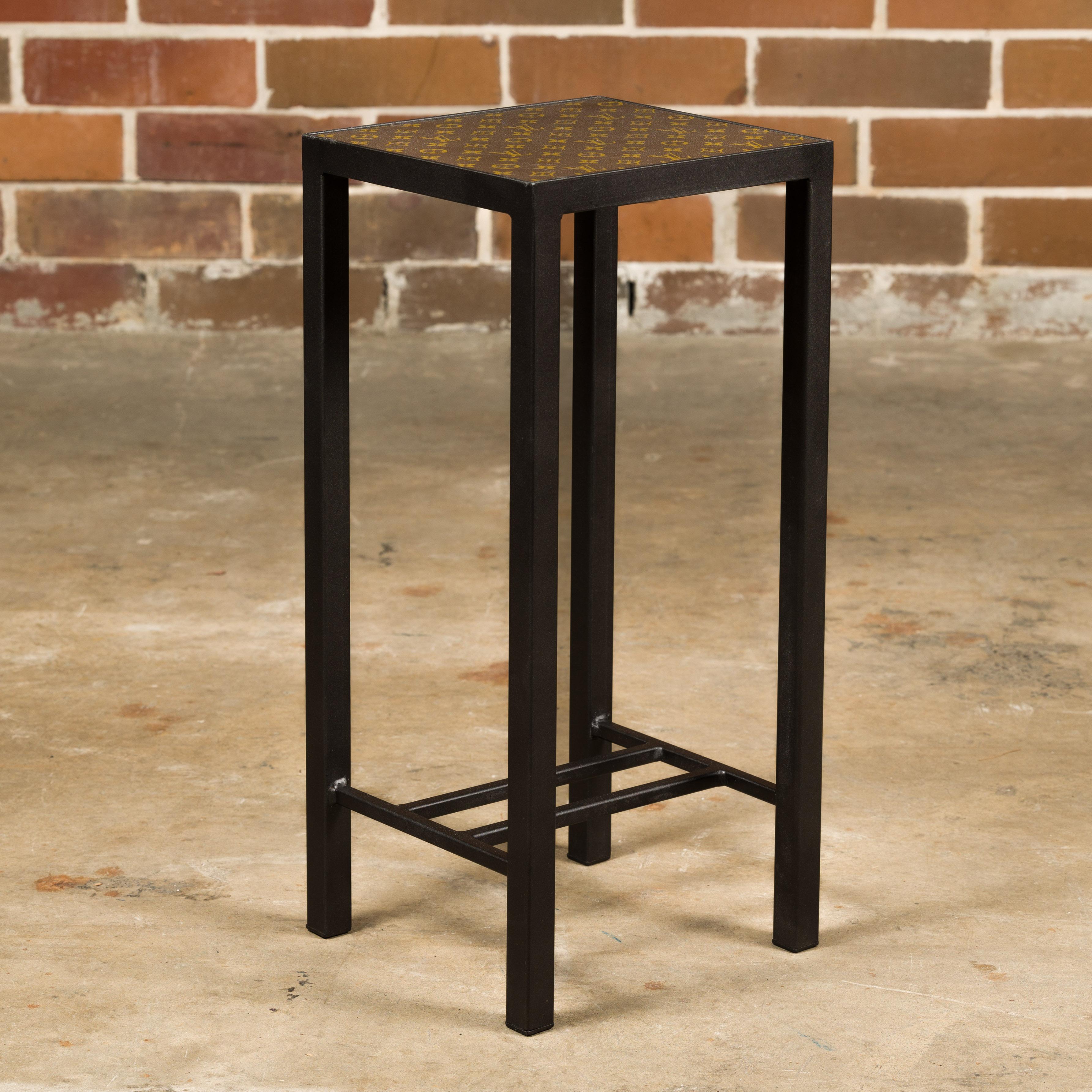 Petite table d'appoint Louis Vuitton avec base en métal personnalisée et brancards Bon état - En vente à Atlanta, GA