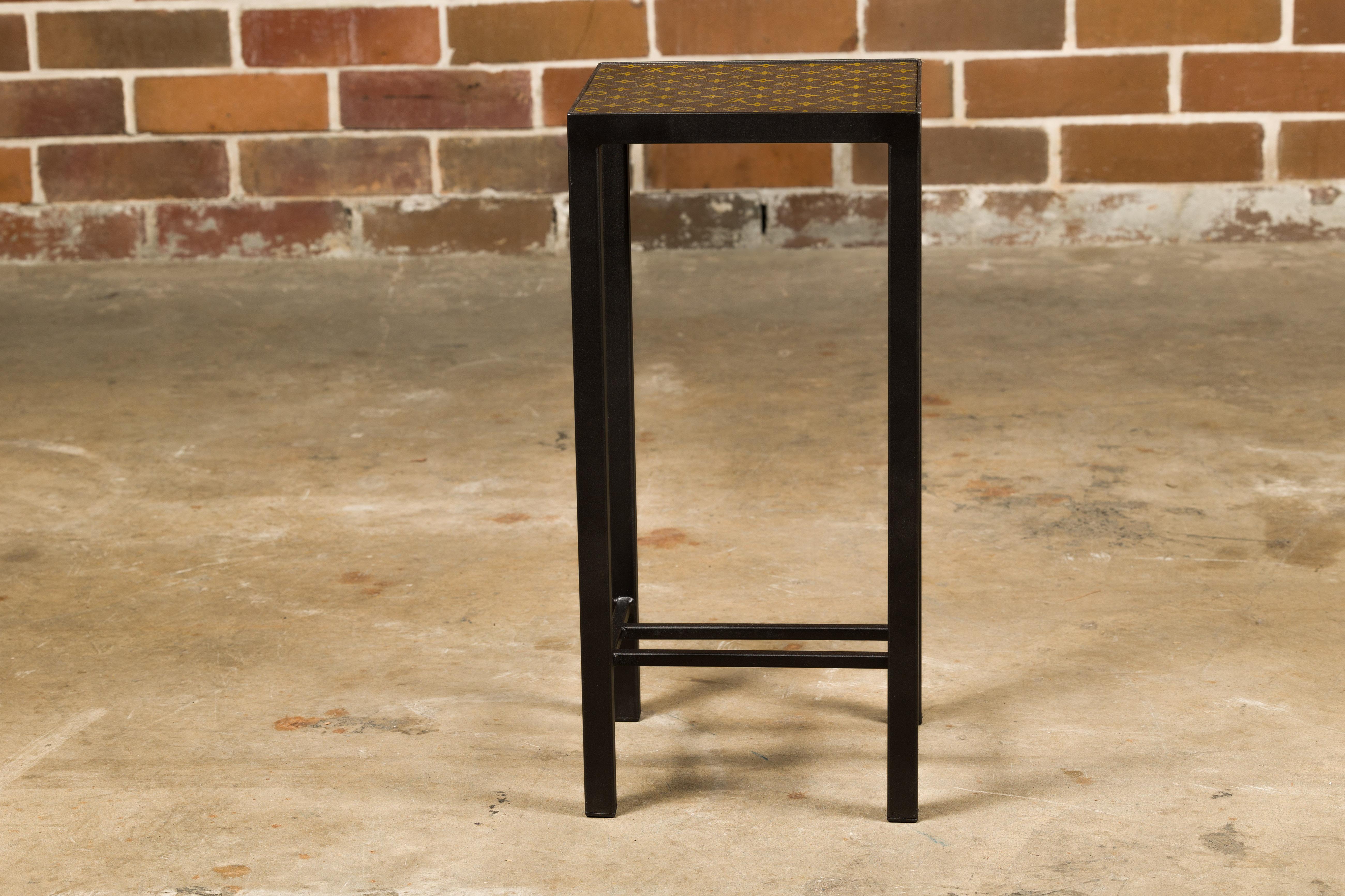 Métal Petite table d'appoint Louis Vuitton avec base en métal personnalisée et brancards en vente