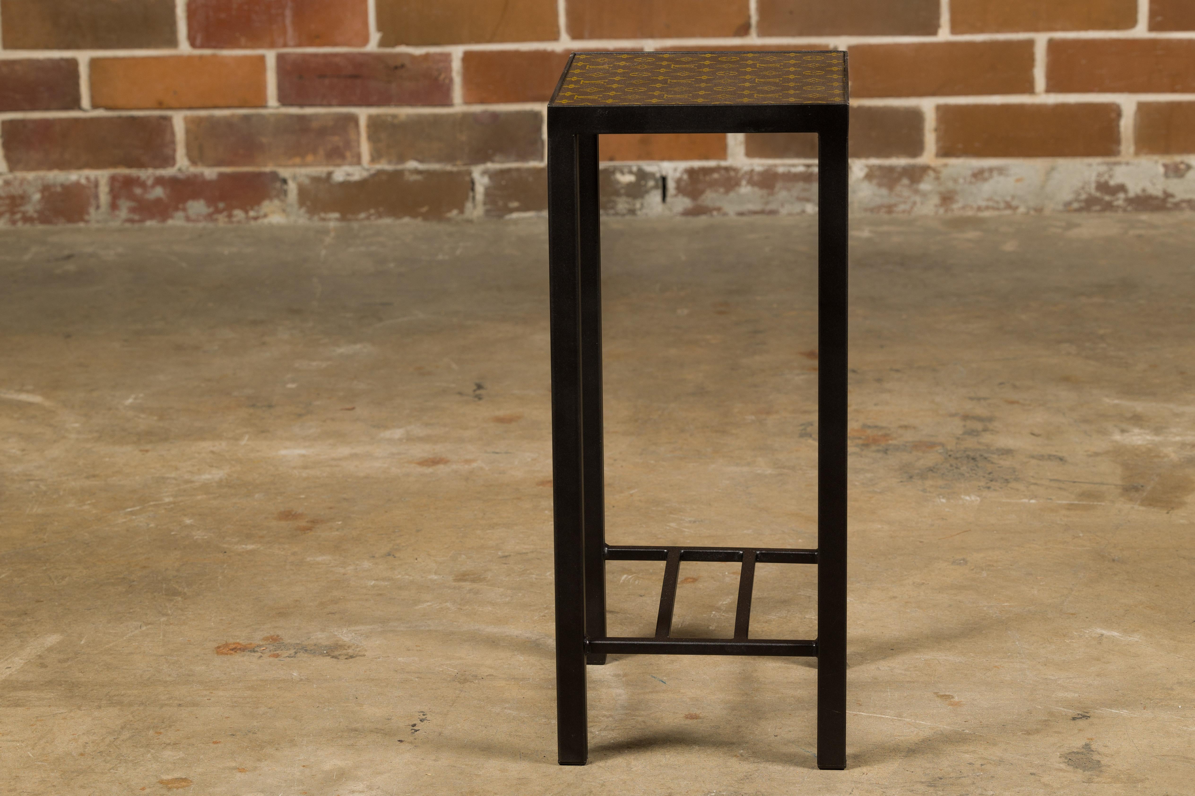 Petite table d'appoint Louis Vuitton avec base en métal personnalisée et brancards en vente 1
