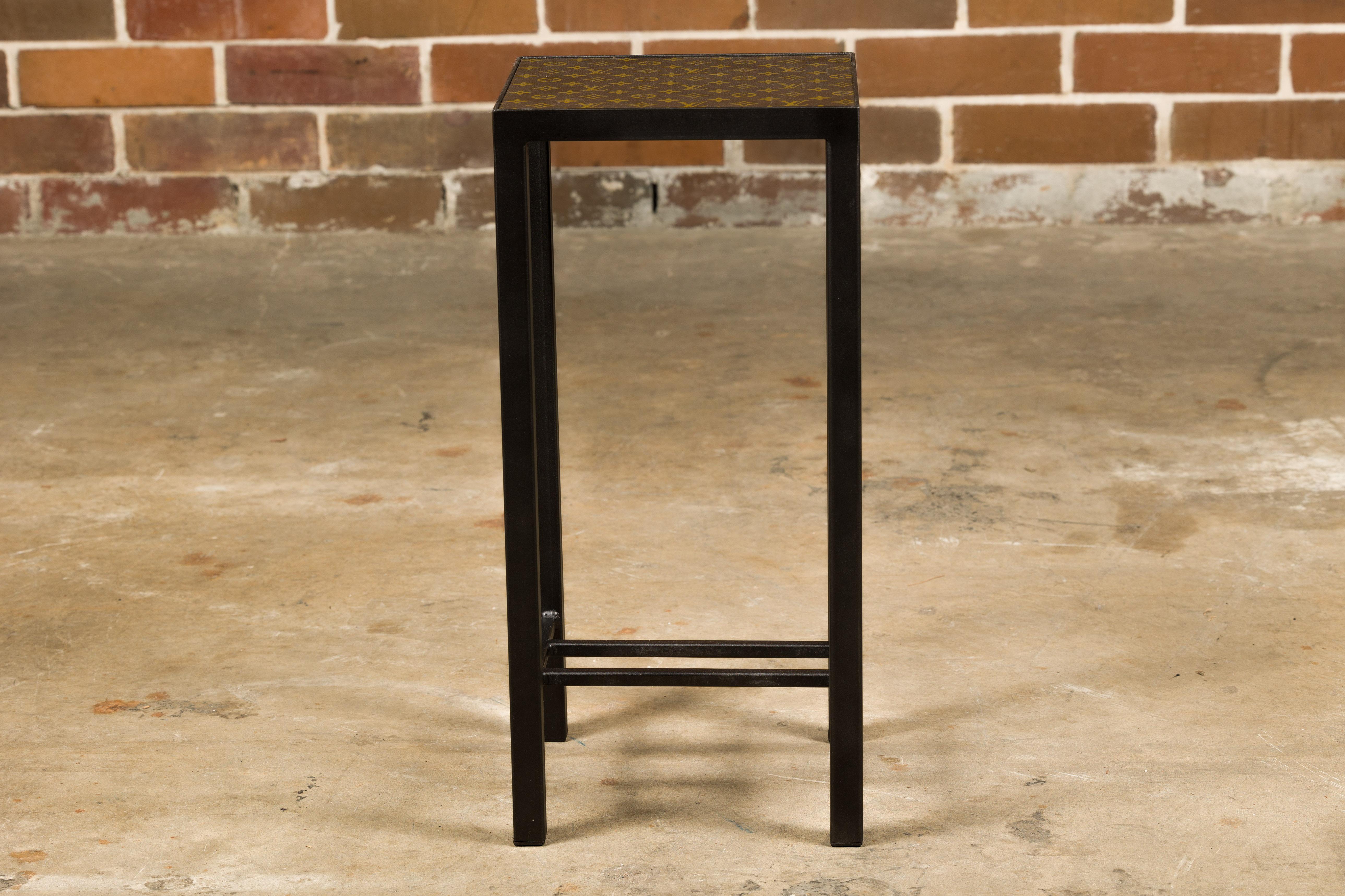 Petite table d'appoint Louis Vuitton avec base en métal personnalisée et brancards en vente 2