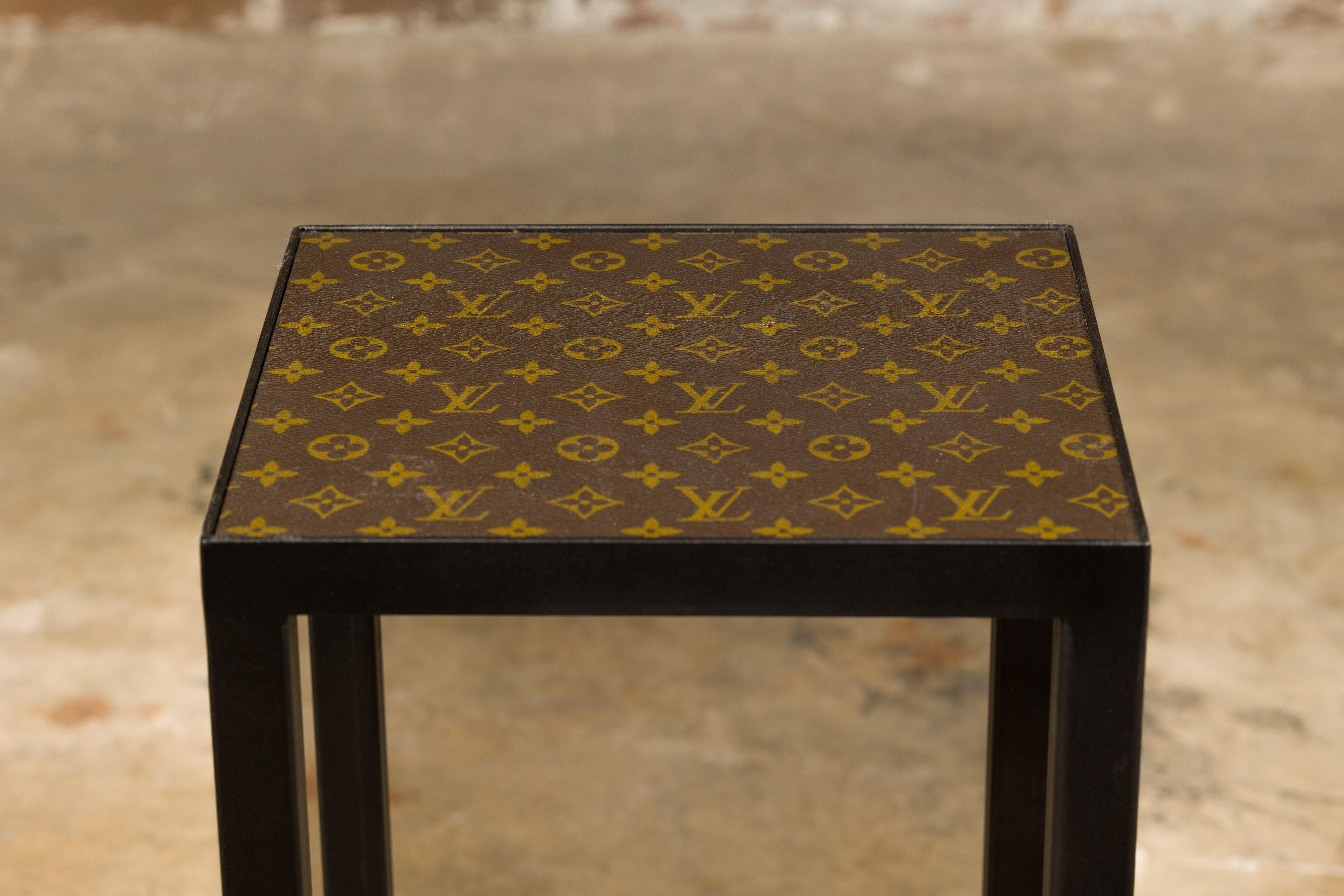 Petite table d'appoint Louis Vuitton avec base en métal personnalisée et brancards en vente 3
