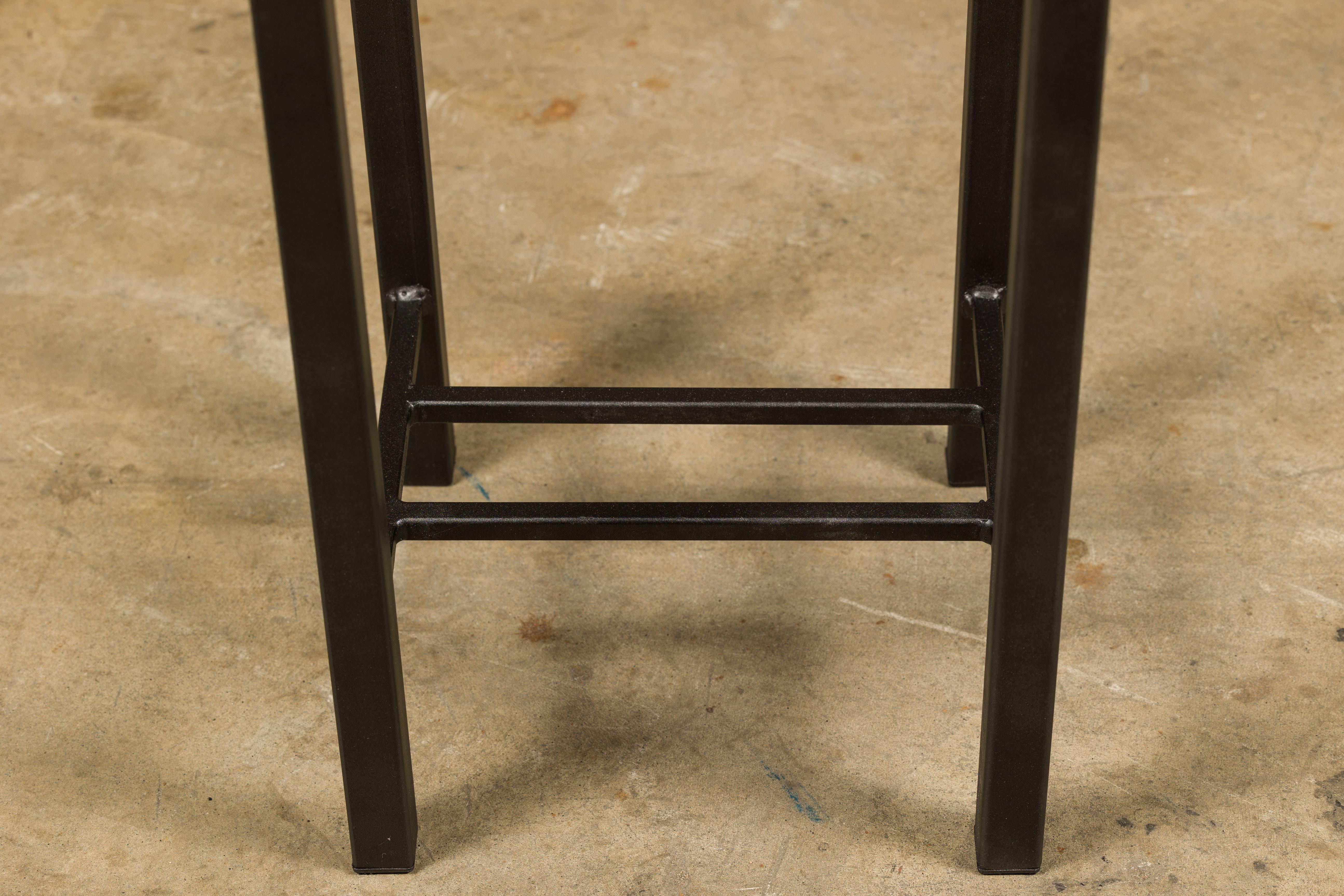 Petite table d'appoint Louis Vuitton avec base en métal personnalisée et brancards en vente 4