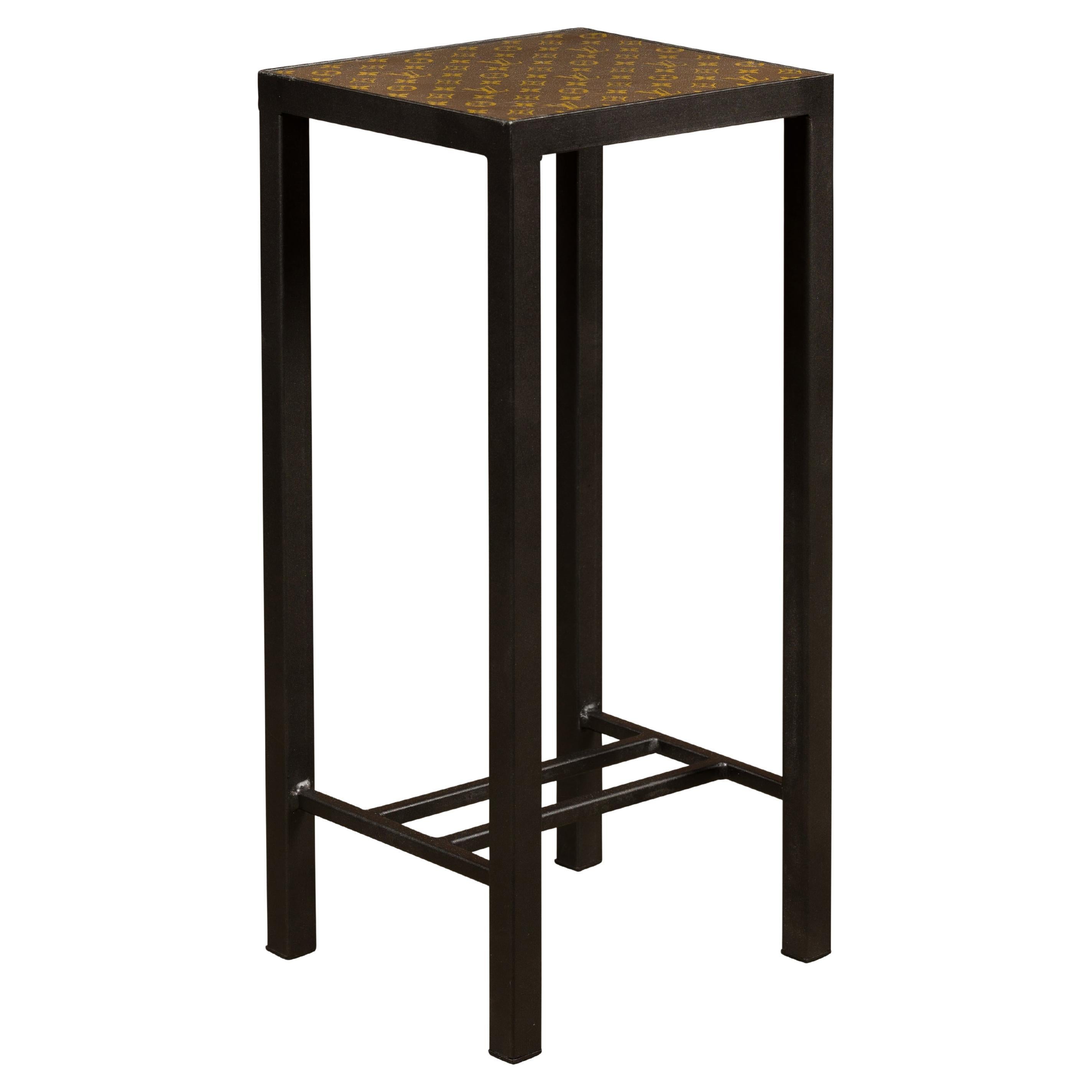 Petite table d'appoint Louis Vuitton avec base en métal personnalisée et brancards