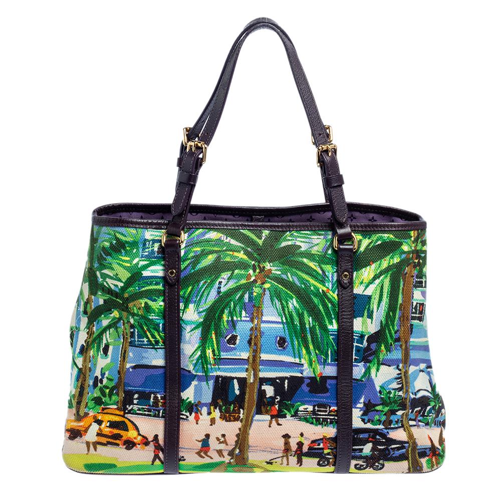 Covered in a vibrant beach print, this limited edition Escale Ailleurs Cabas PM tote by Louis Vuitton is bound to look great with a simple T-shirt & jeans look or a pretty summer dress. Crafted from durable canvas, it has leather trims, leather