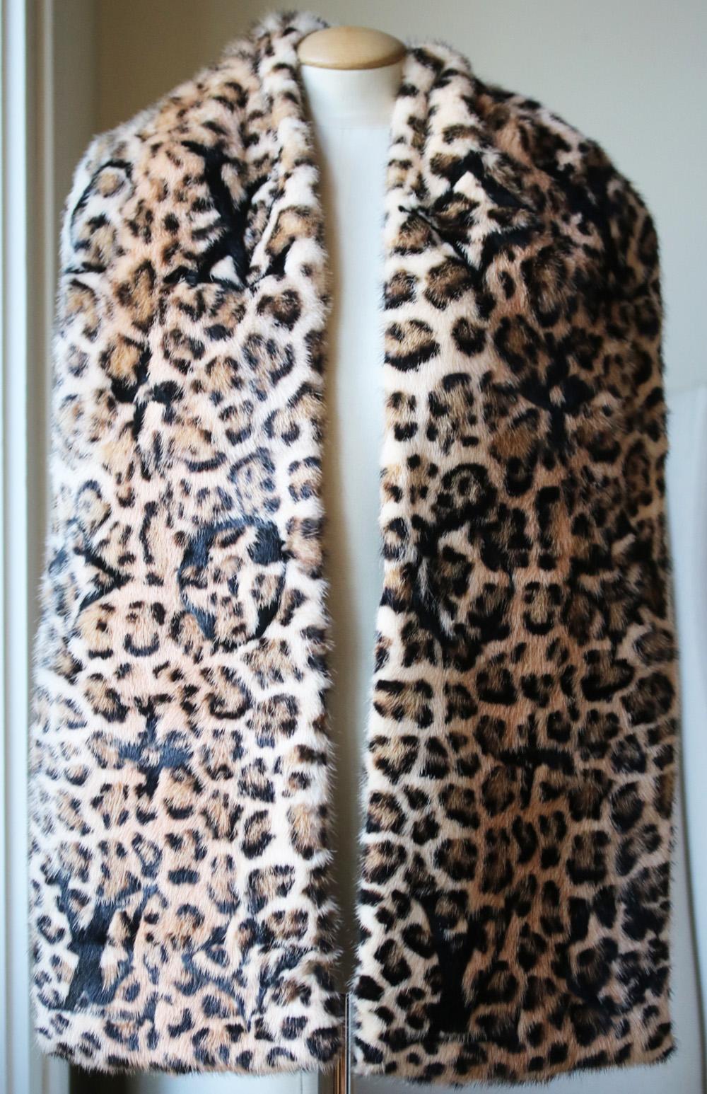 This lush, lustrous mink scarf features a leopard-print pattern inlaid with Monogram motifs. Lined in silk and generously sized, it envelops the wearer in pure luxury. An exceptional piece, it will delight connoisseurs of fine fur craftsmanship.
