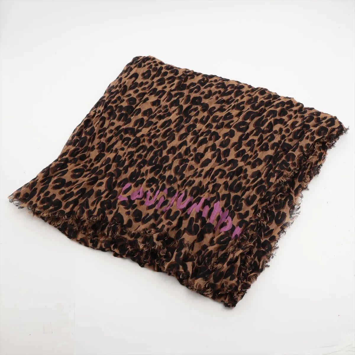 Der Louis Vuitton Leopardenschal aus Kaschmirseide in Braun ist ein luxuriöses und auffälliges Accessoire, das jedem Ensemble einen besonderen Touch verleiht. Aus einer kostbaren Mischung aus Kaschmir und Seide gefertigt, fühlt es sich ultraweich
